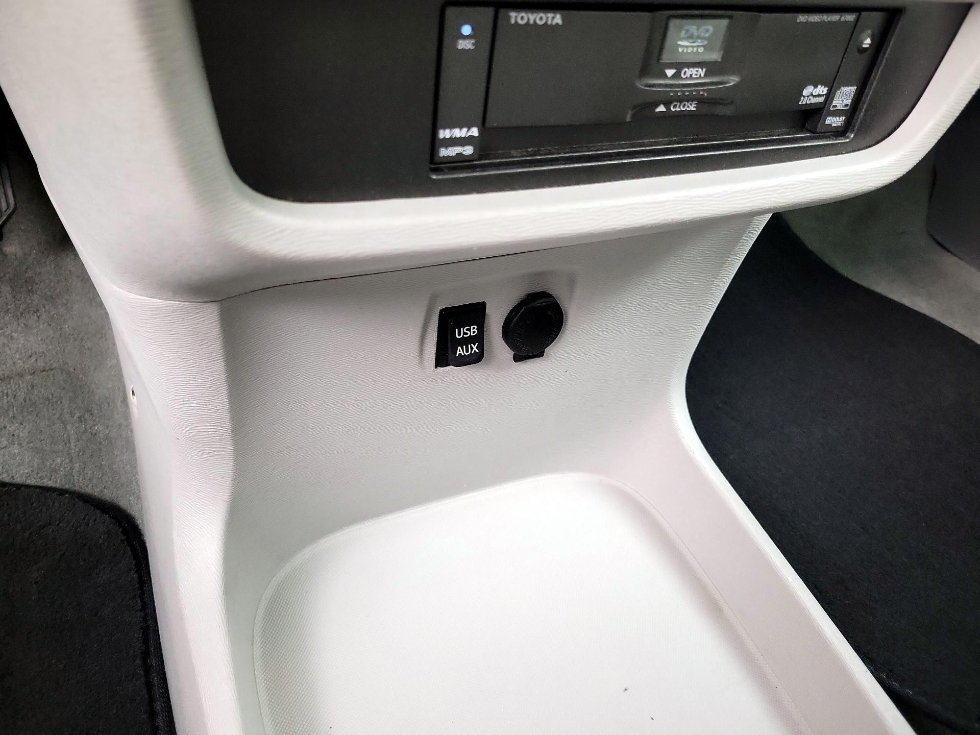 Thumbnail: 2014 Toyota Sienna - 19