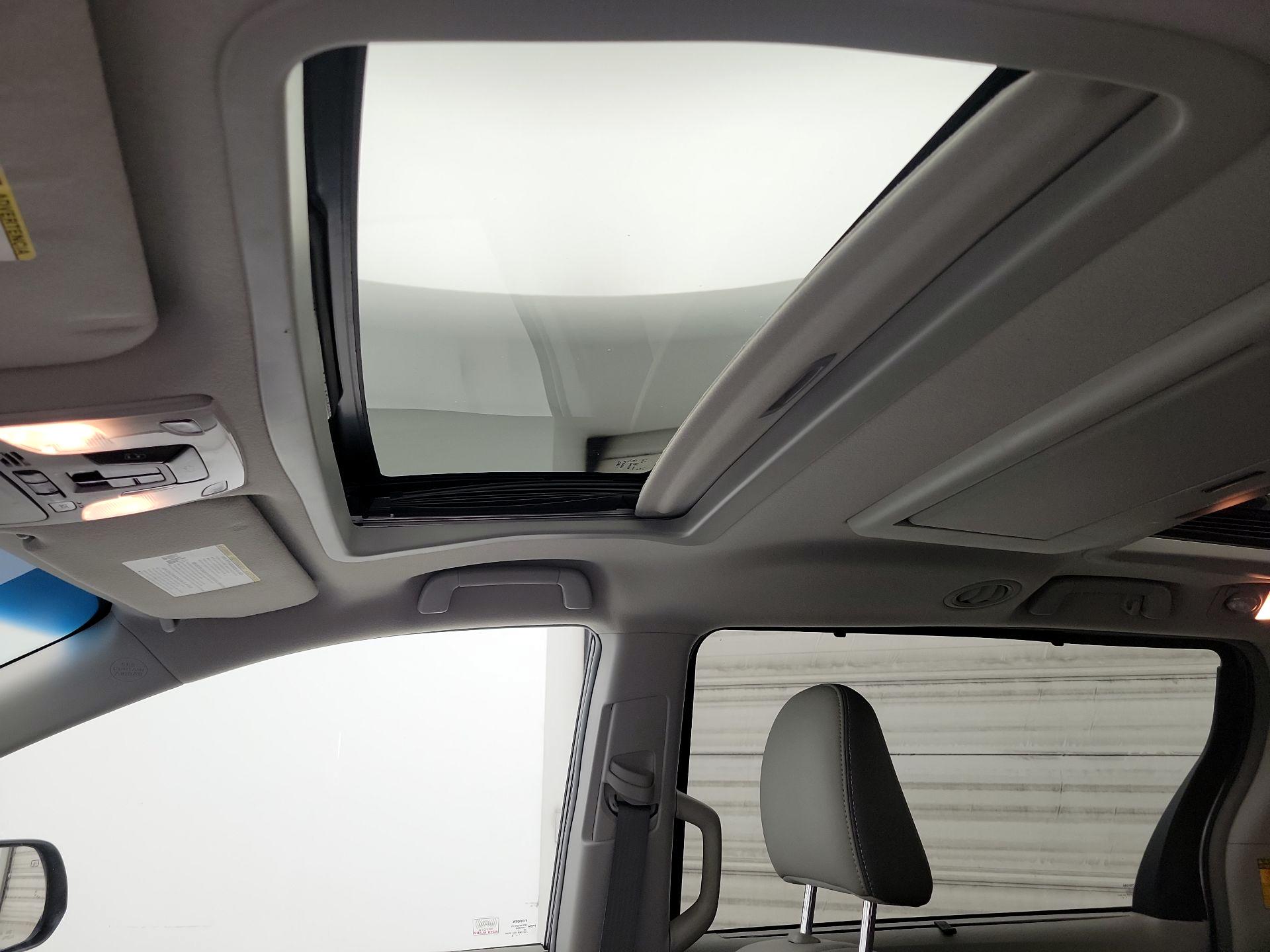 Thumbnail: 2014 Toyota Sienna - 20