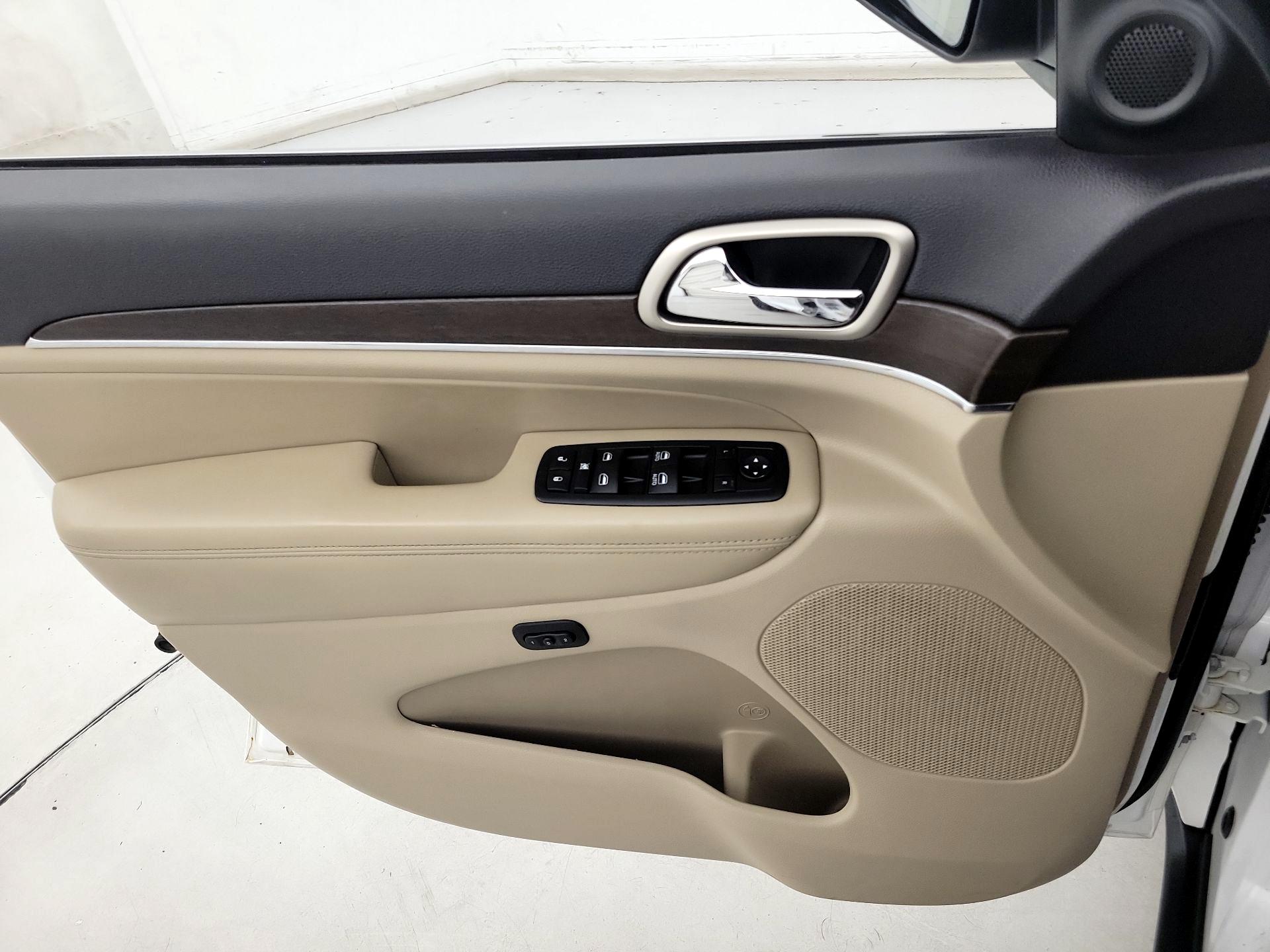 Thumbnail: 2016 Jeep Grand Cherokee - 12