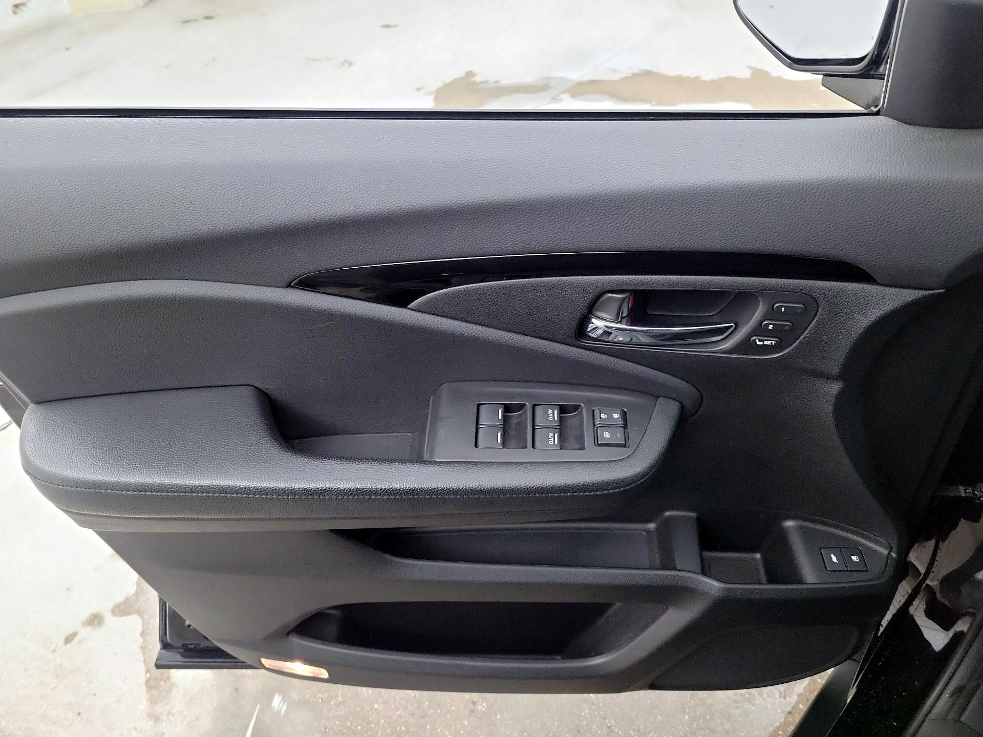 Thumbnail: 2017 Honda Pilot - 12