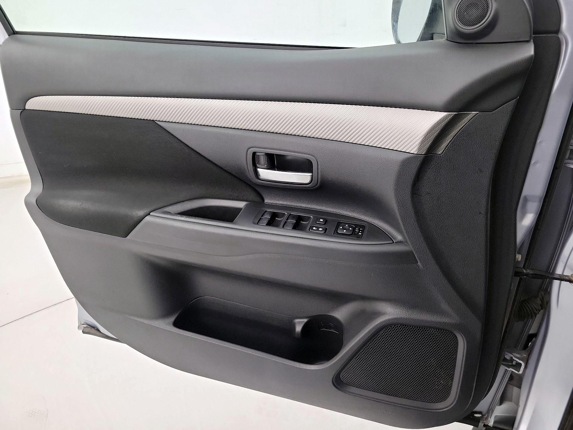 Thumbnail: 2014 Mitsubishi Outlander - 12