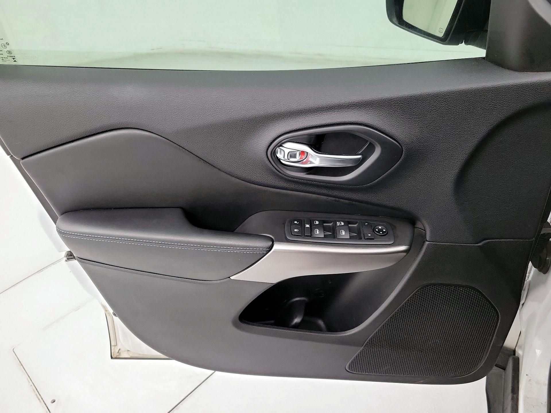 Thumbnail: 2020 Jeep Cherokee - 12