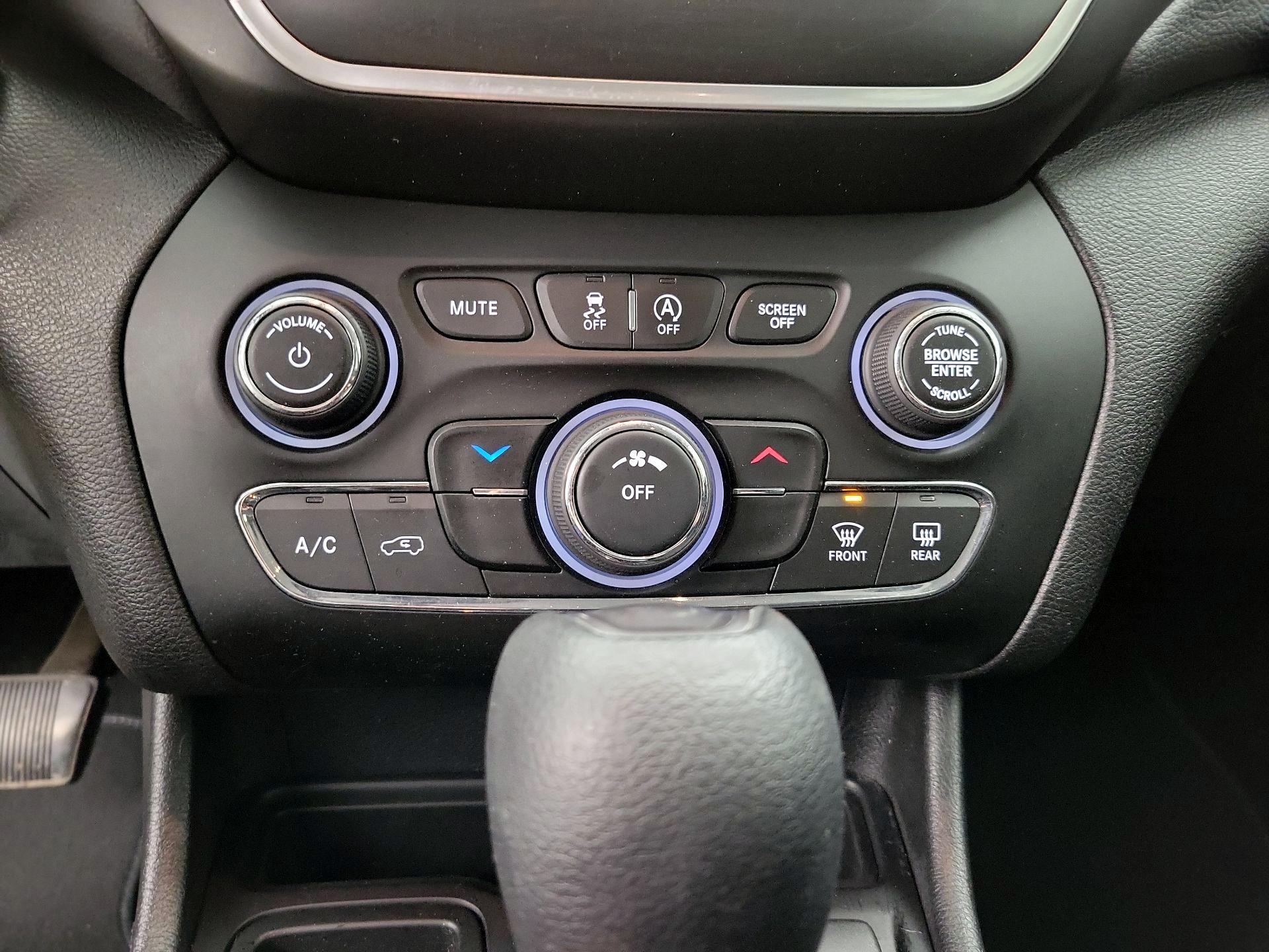 Thumbnail: 2020 Jeep Cherokee - 16