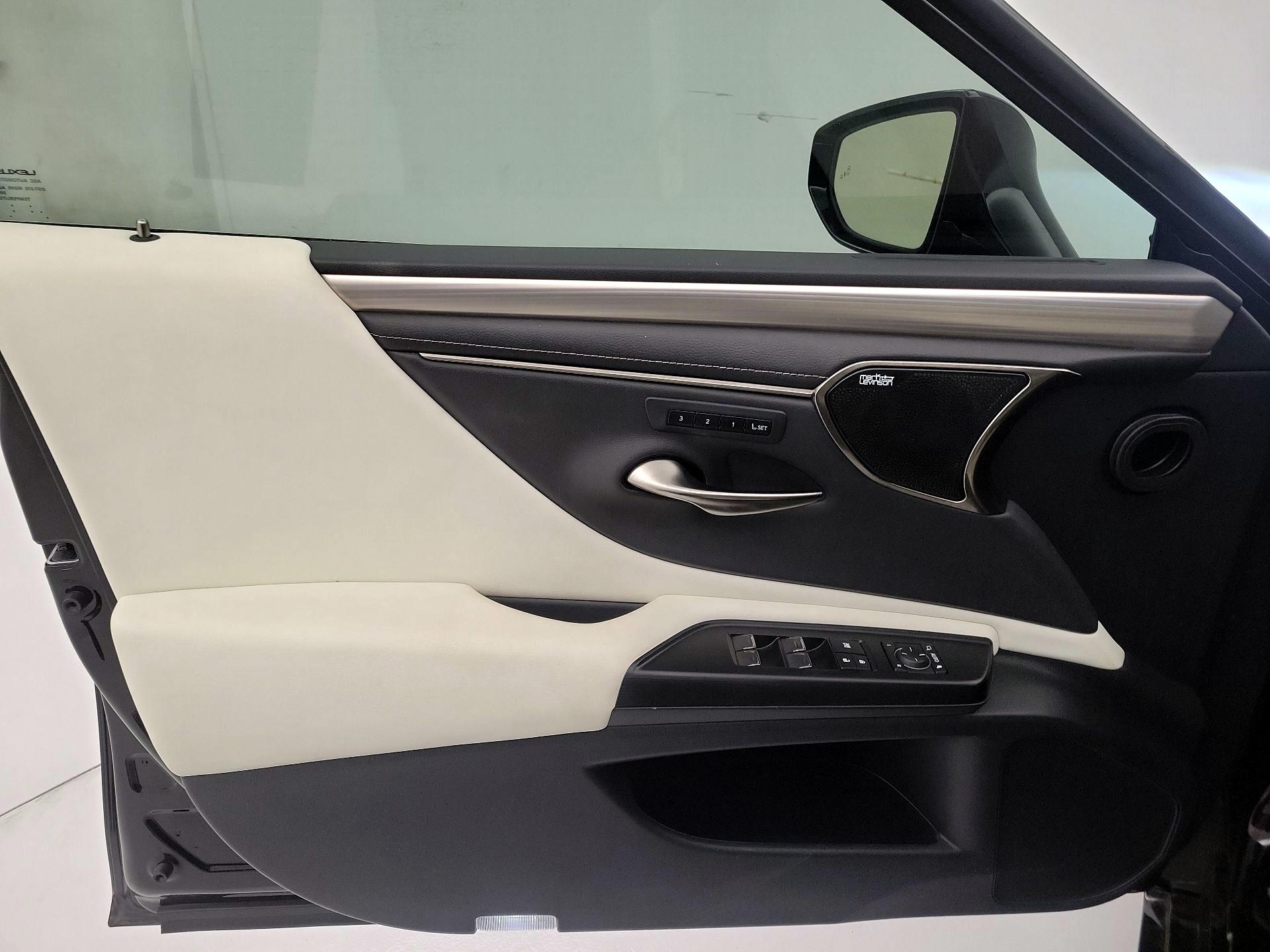 Thumbnail: 2021 Lexus ES - 12