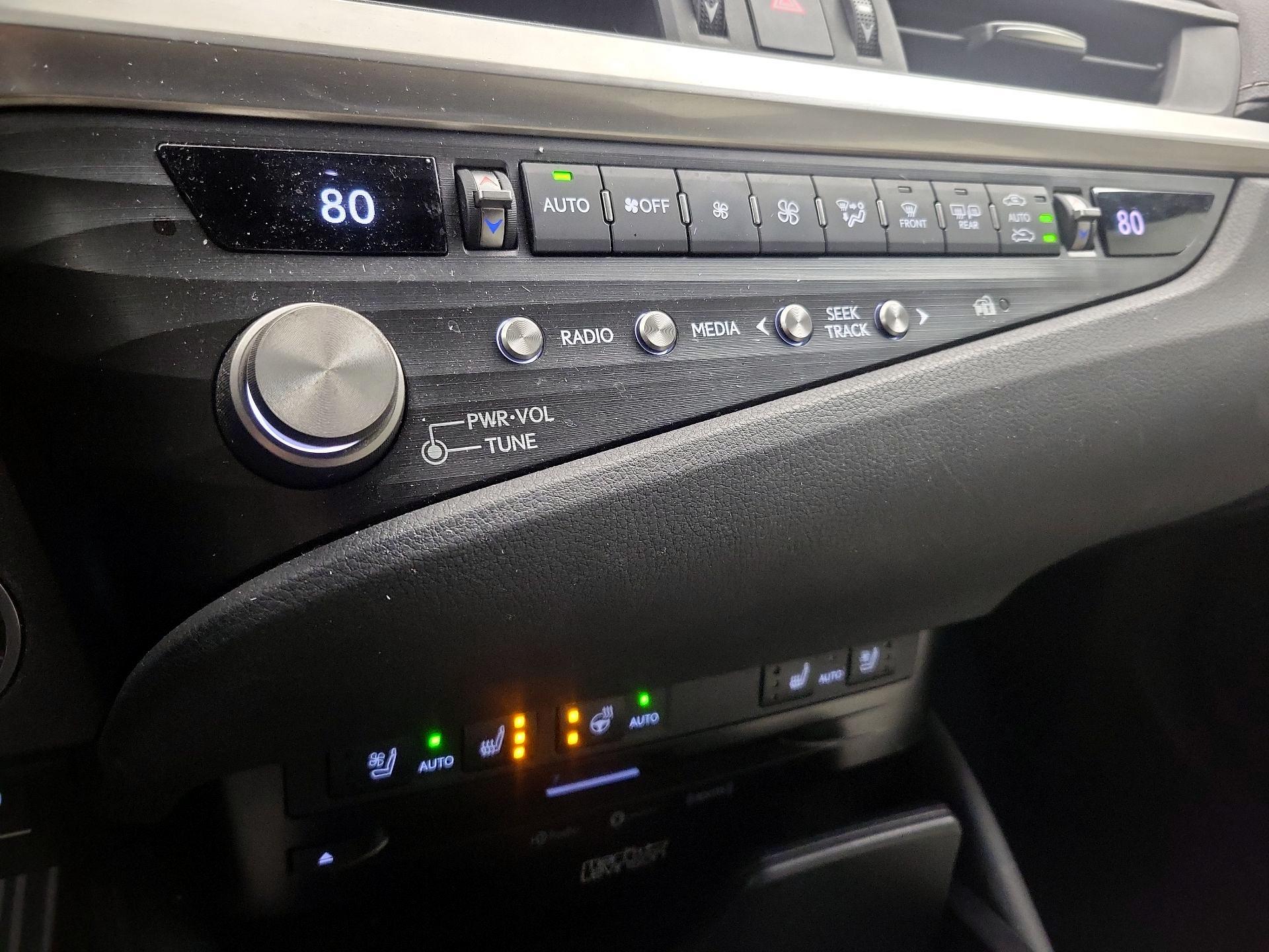 Thumbnail: 2021 Lexus ES - 16