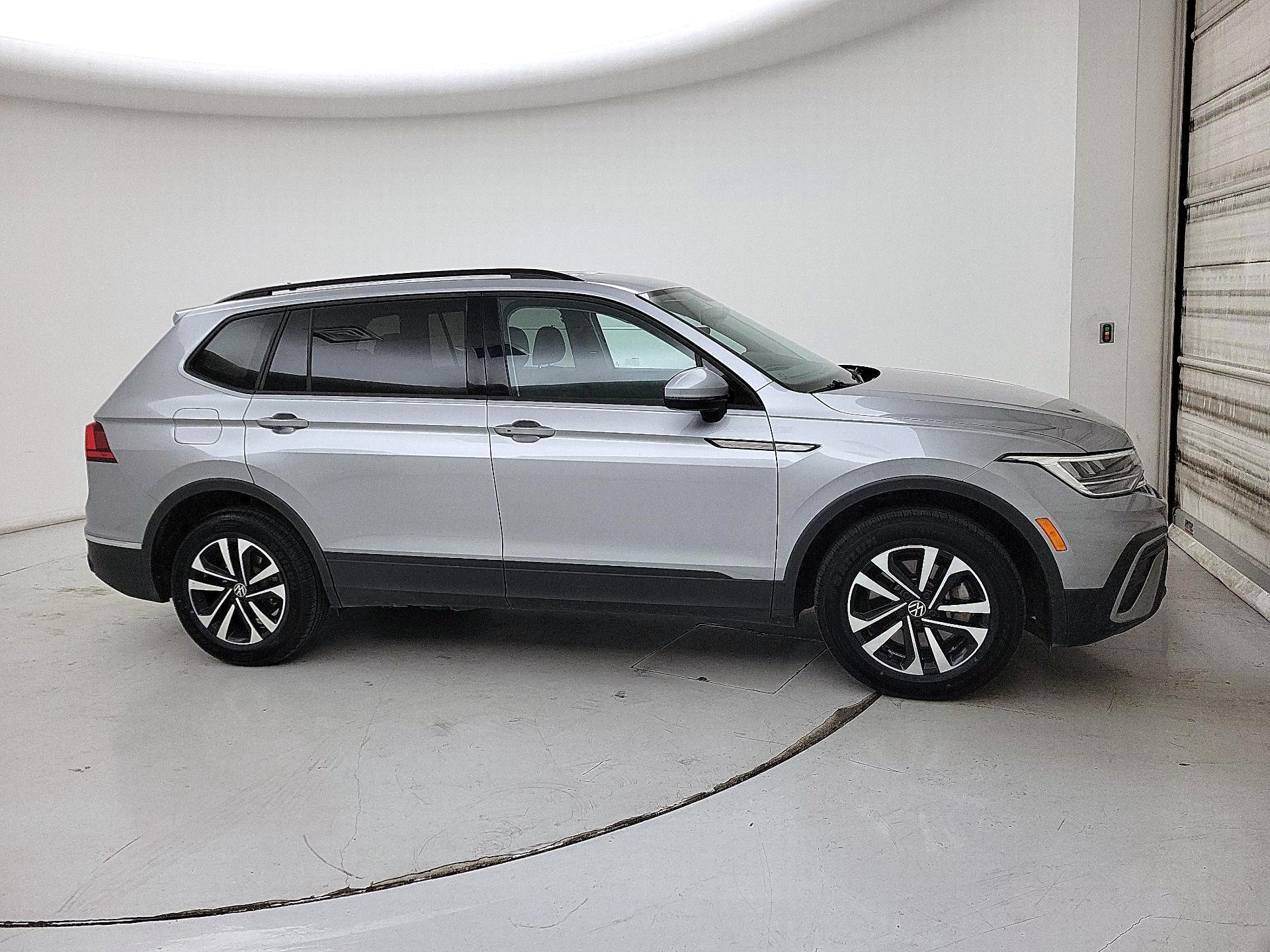 Thumbnail: 2022 Volkswagen Tiguan - 4