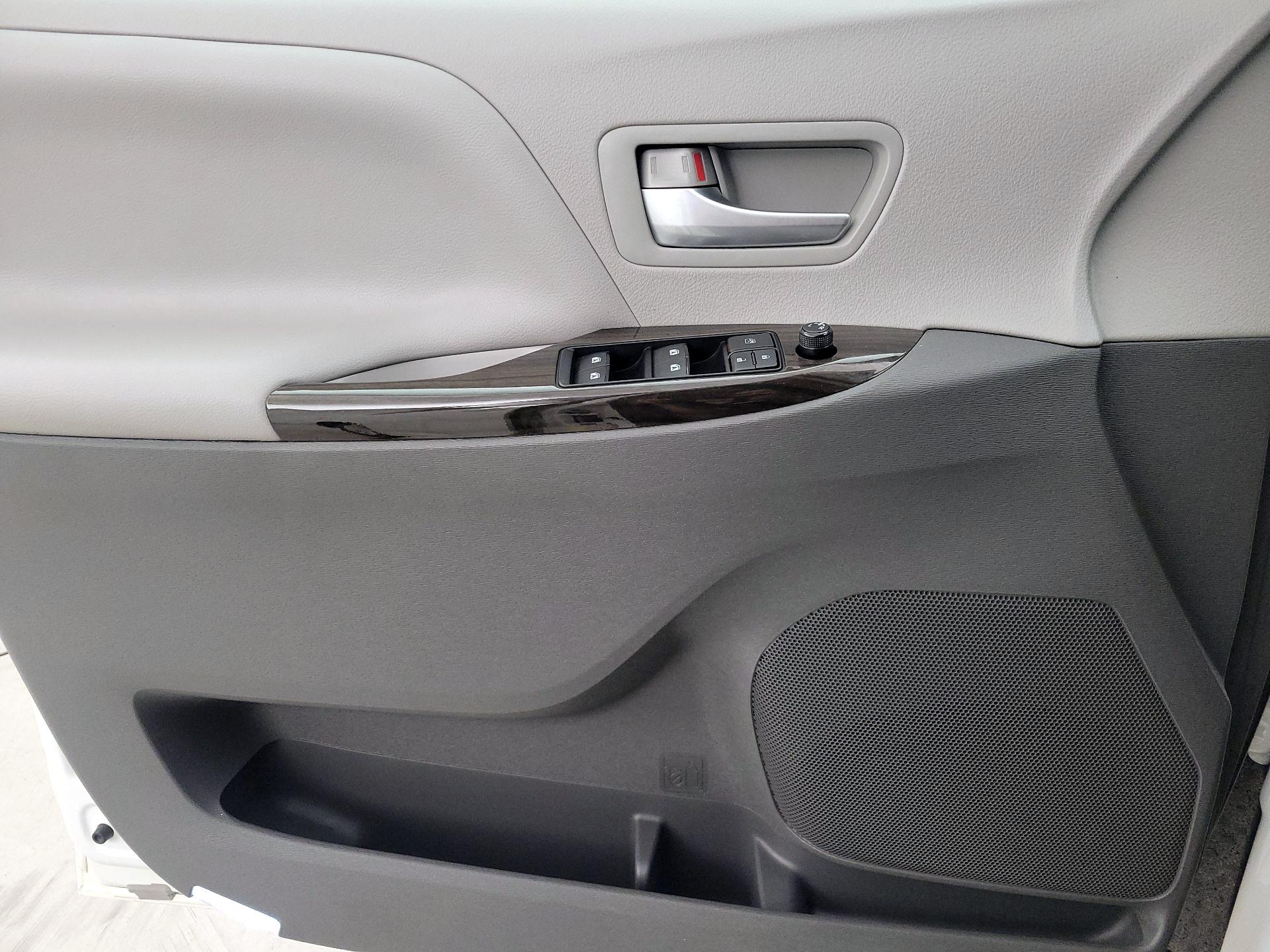 Thumbnail: 2016 Toyota Sienna - 12