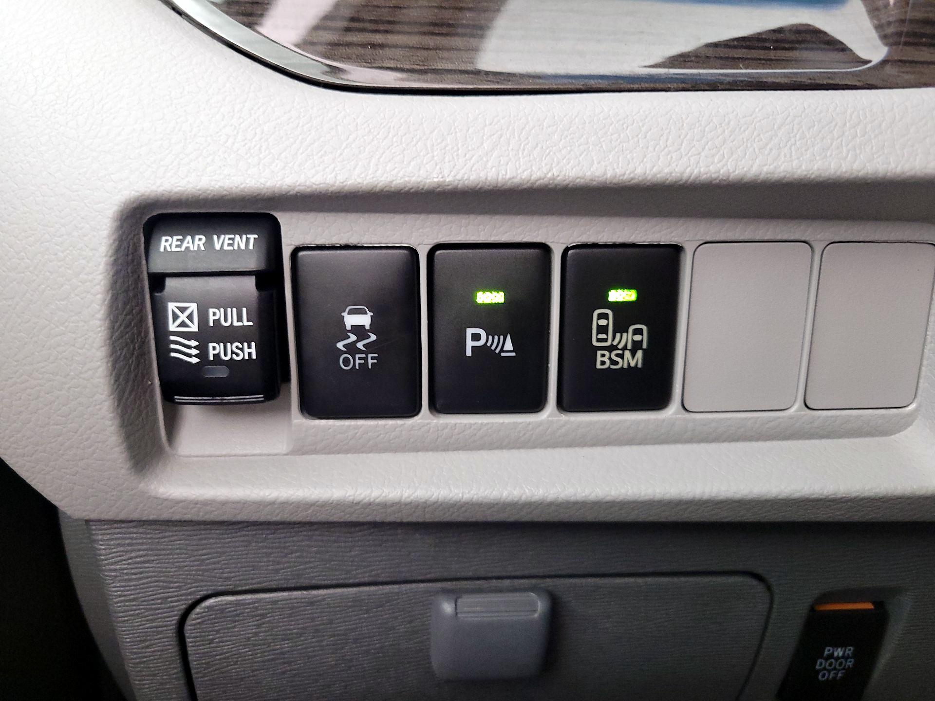 Thumbnail: 2016 Toyota Sienna - 13