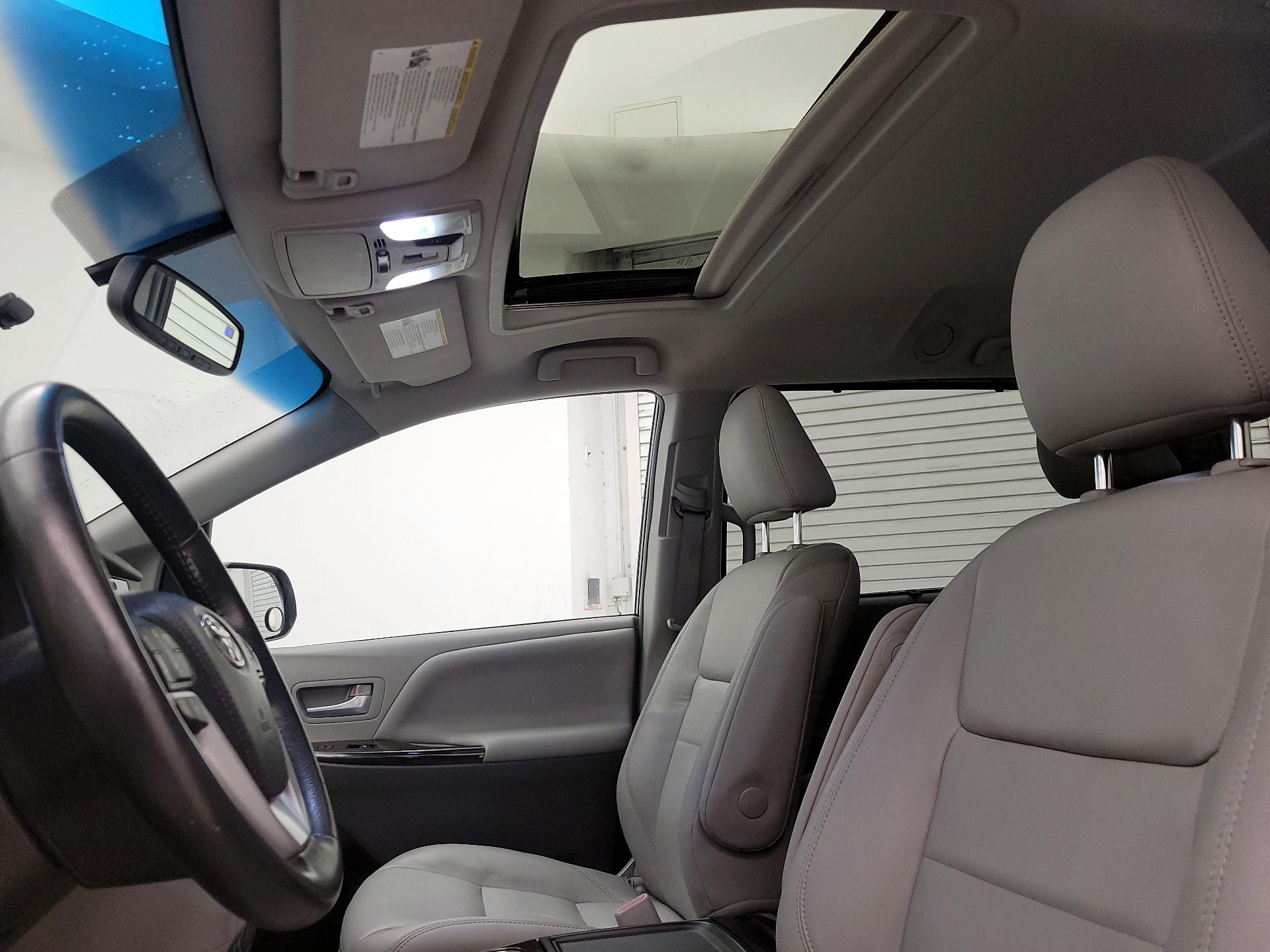 Thumbnail: 2016 Toyota Sienna - 19