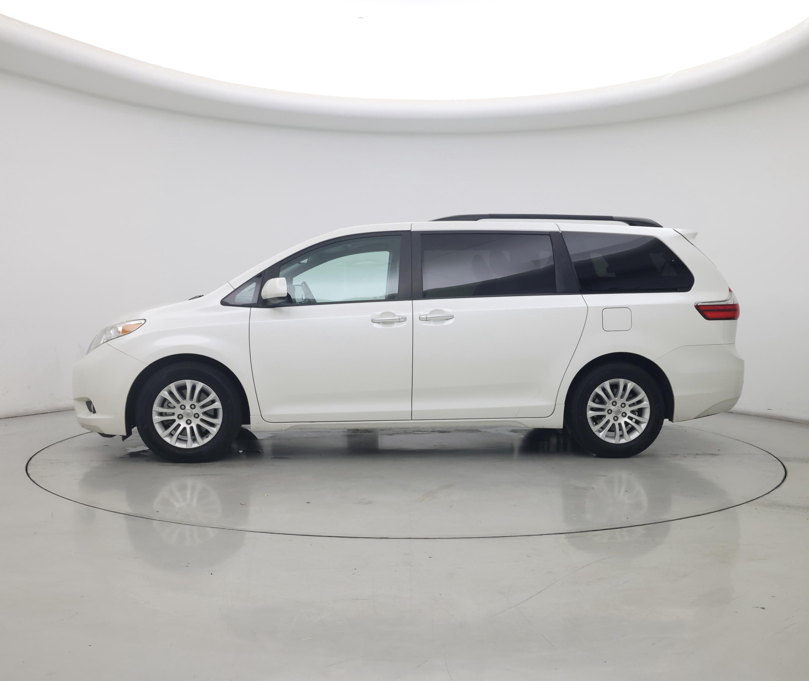 Thumbnail: 2016 Toyota Sienna - 3