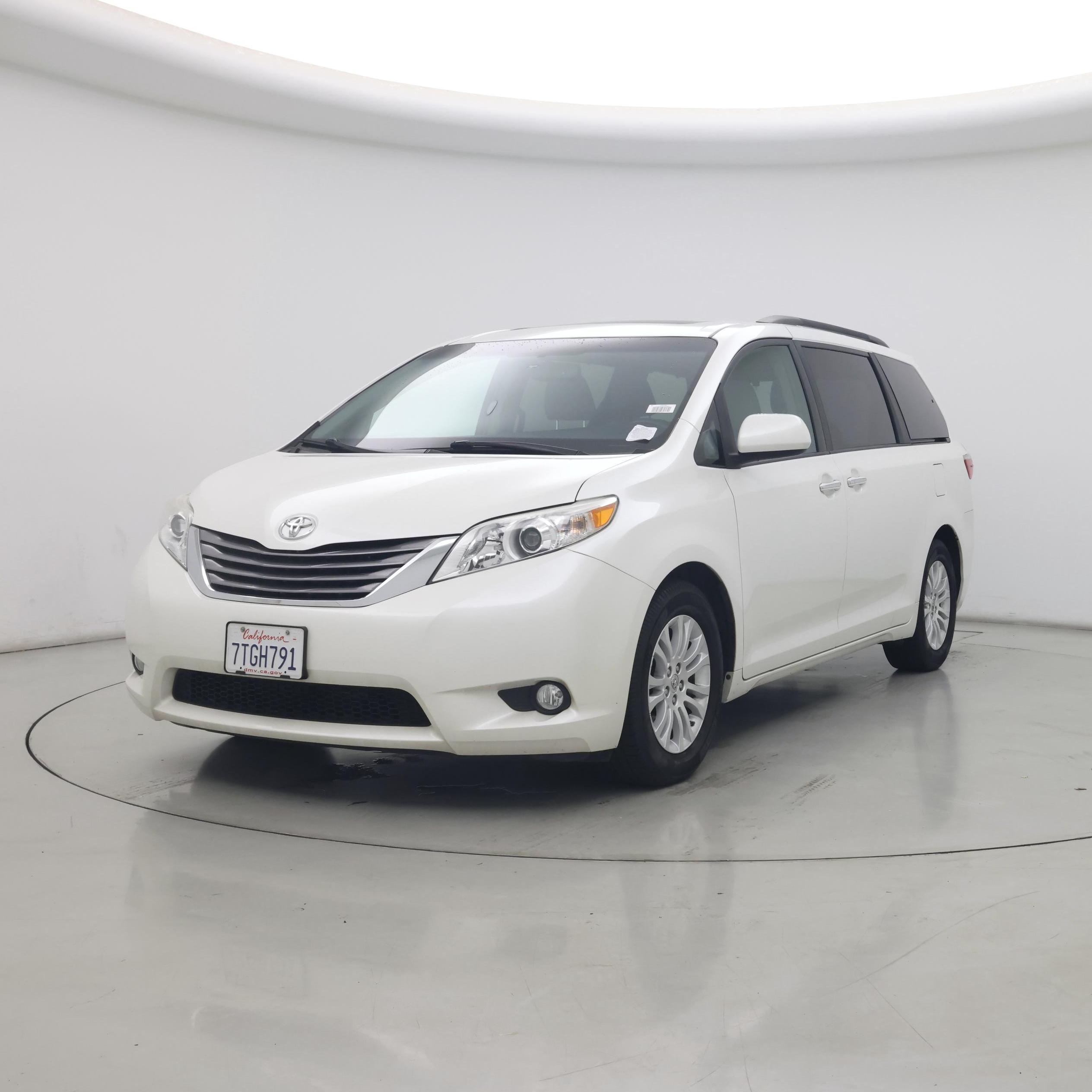 Thumbnail: 2016 Toyota Sienna - 4