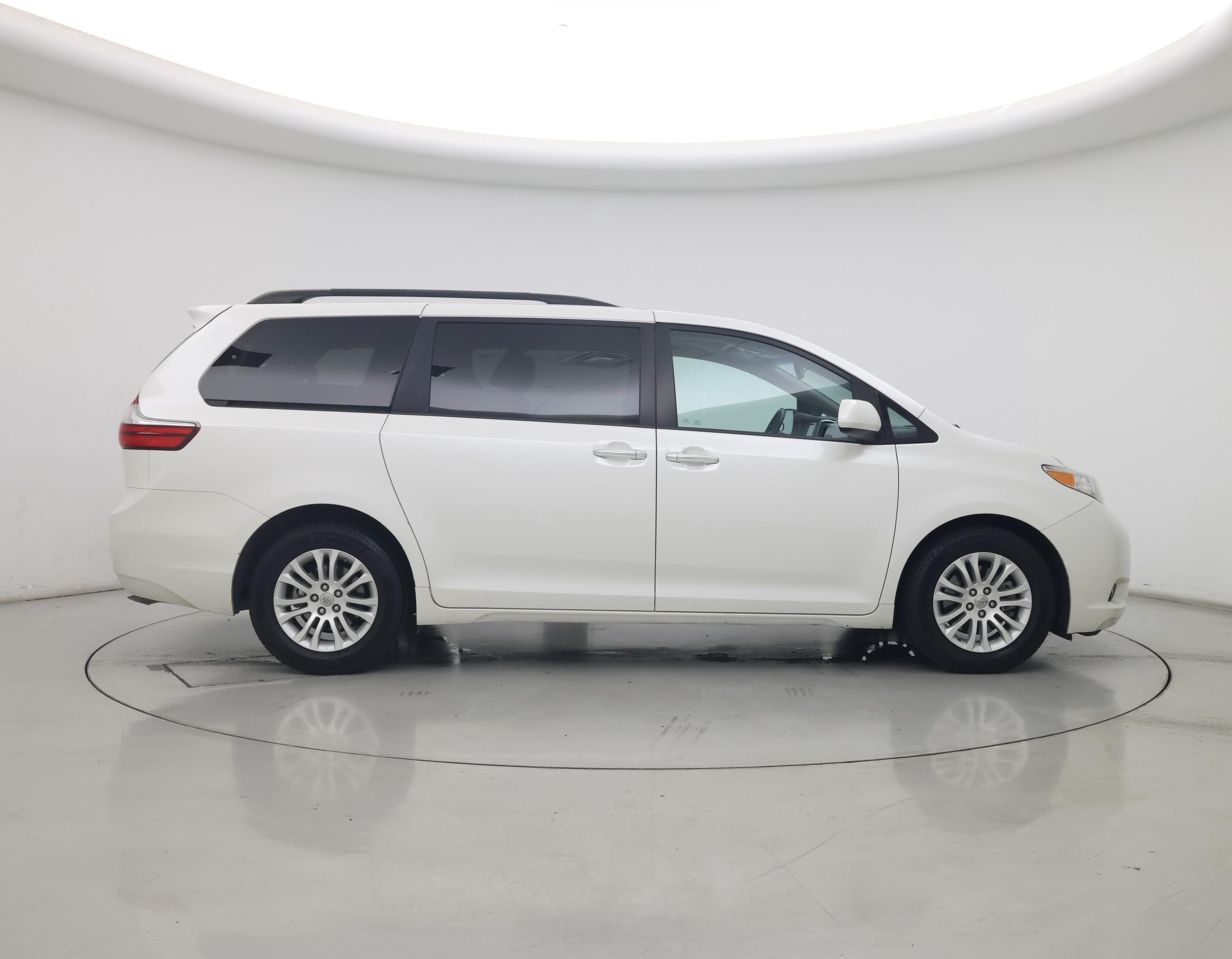 Thumbnail: 2016 Toyota Sienna - 7