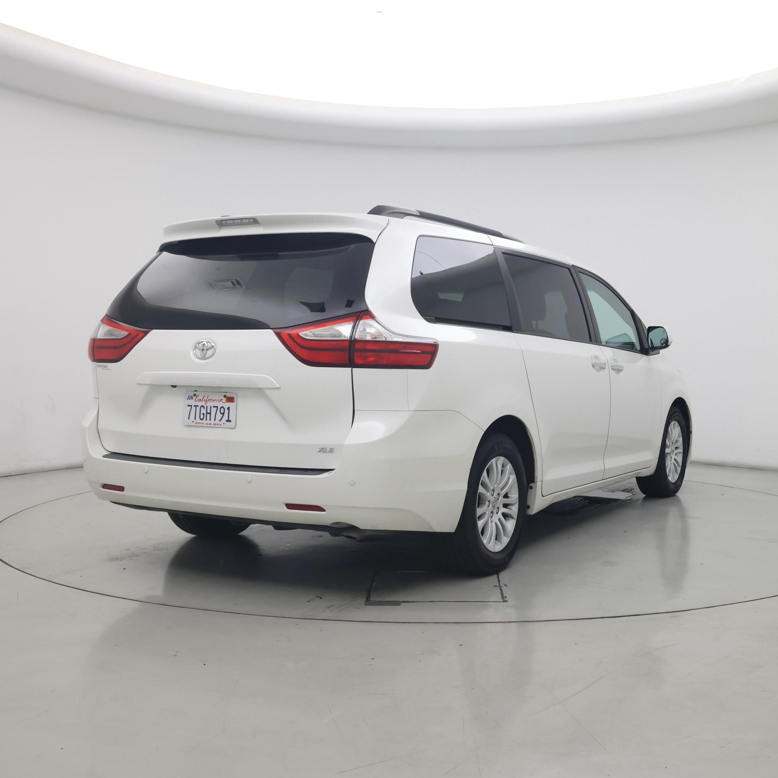 Thumbnail: 2016 Toyota Sienna - 8