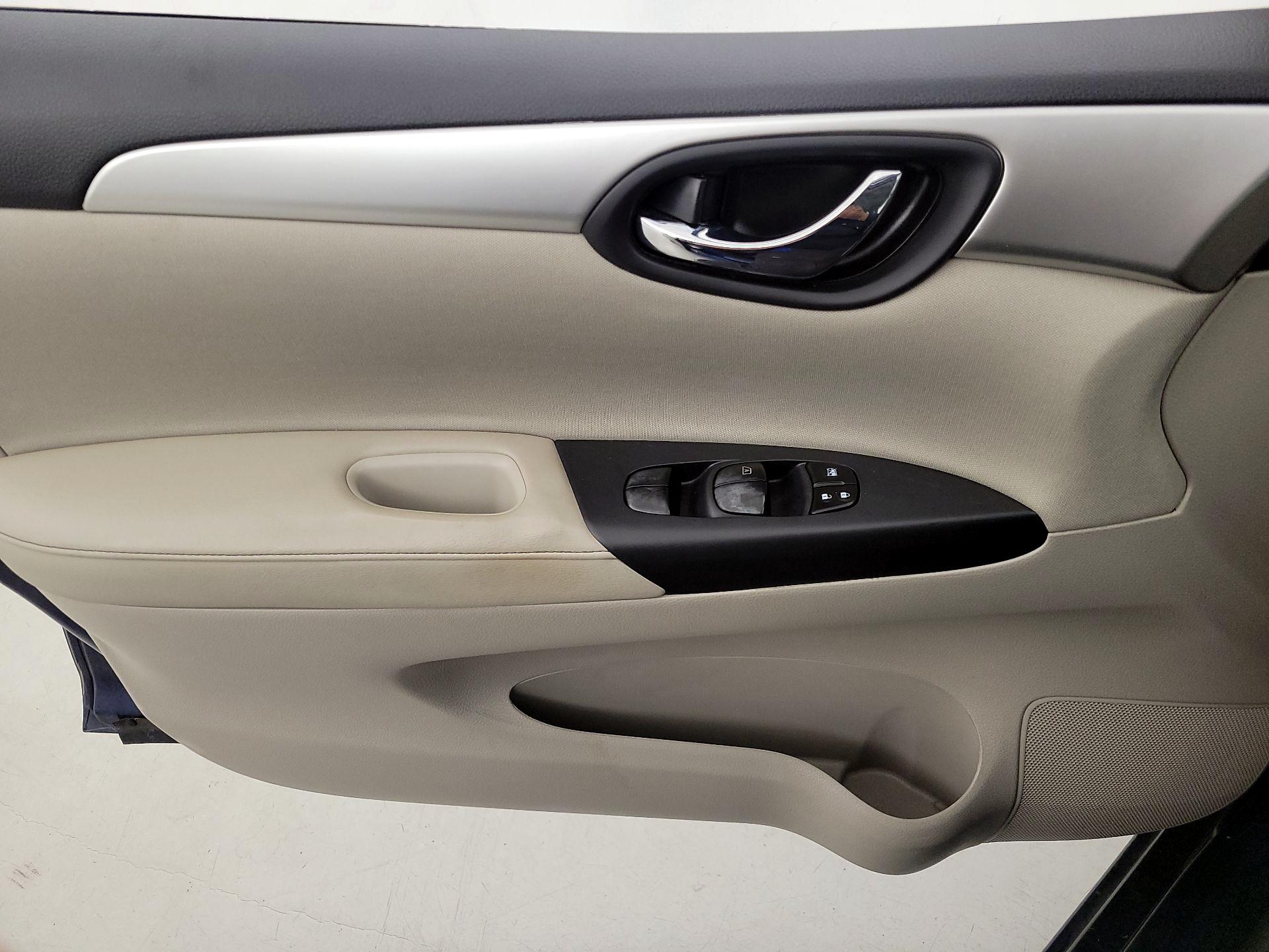 Thumbnail: 2016 Nissan Sentra - 12