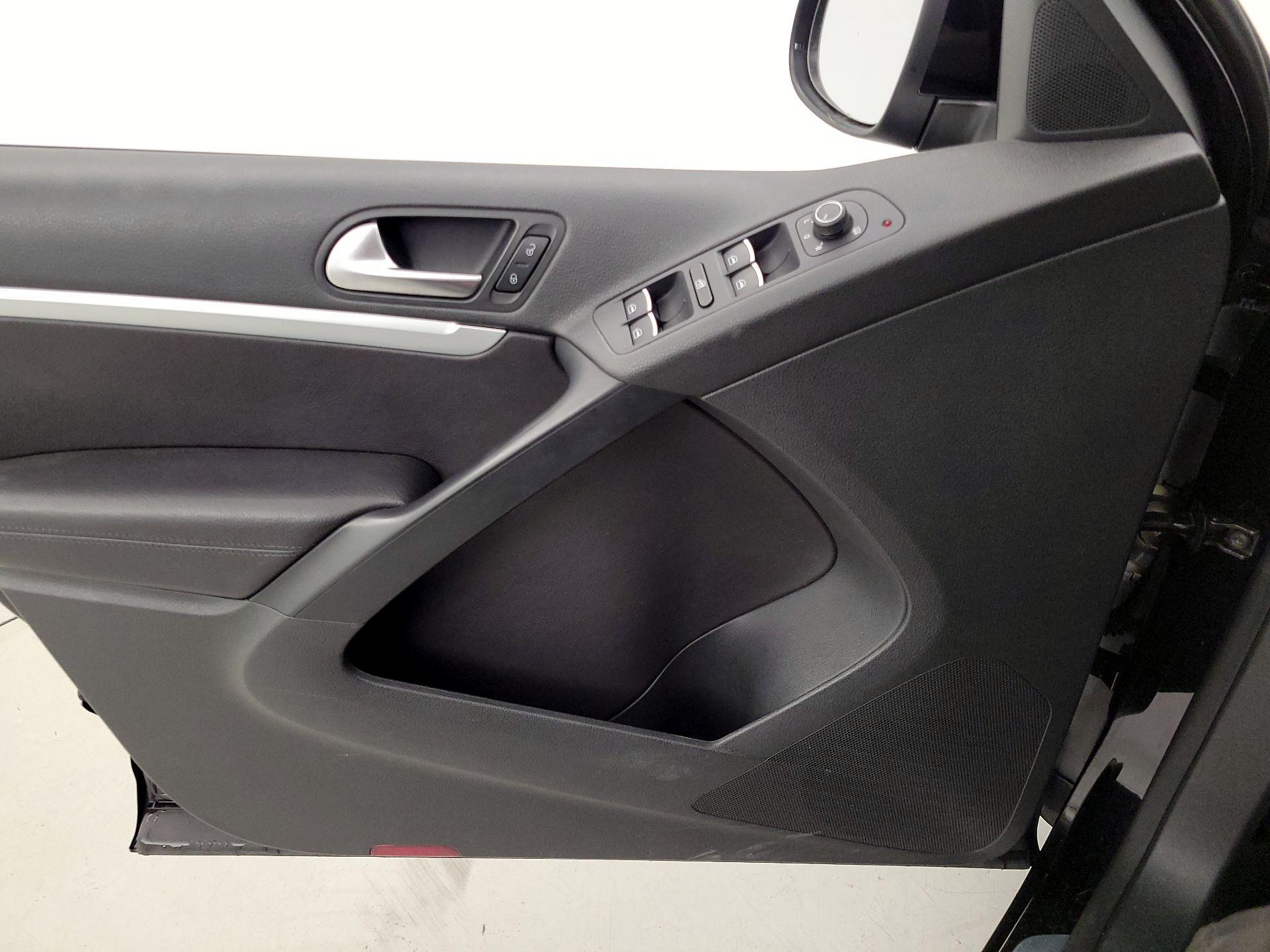 Thumbnail: 2016 Volkswagen Tiguan - 12