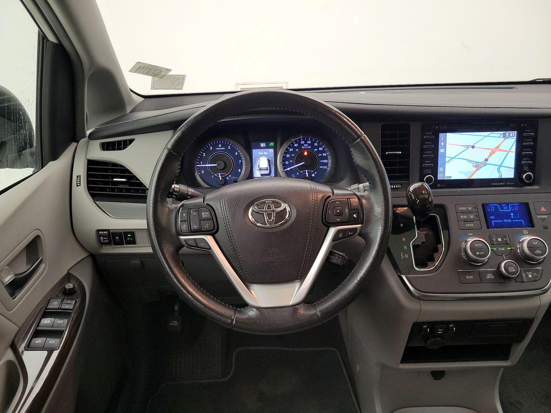 Thumbnail: 2019 Toyota Sienna - 10