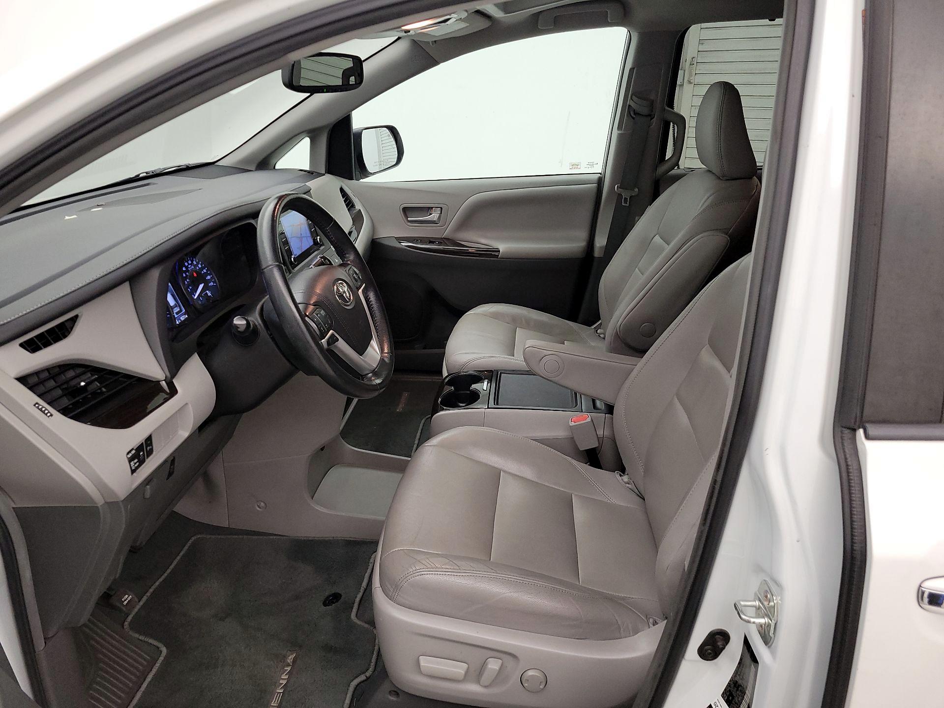 Thumbnail: 2019 Toyota Sienna - 11