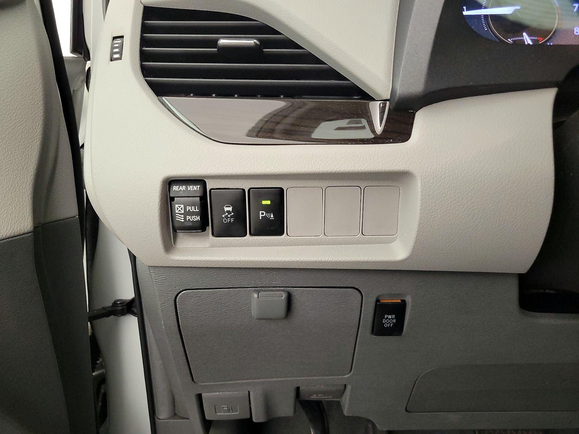 Thumbnail: 2019 Toyota Sienna - 13
