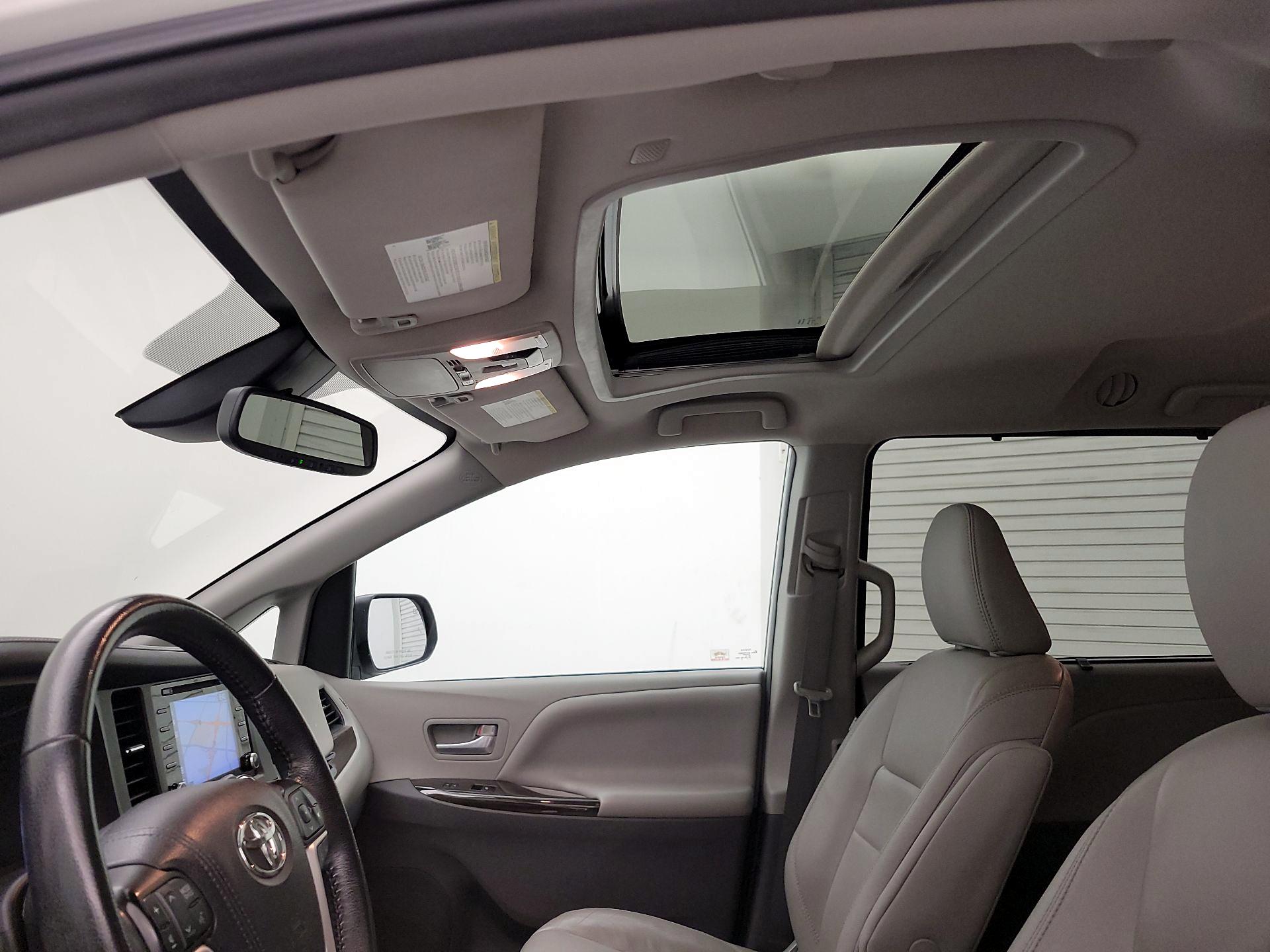 Thumbnail: 2019 Toyota Sienna - 20