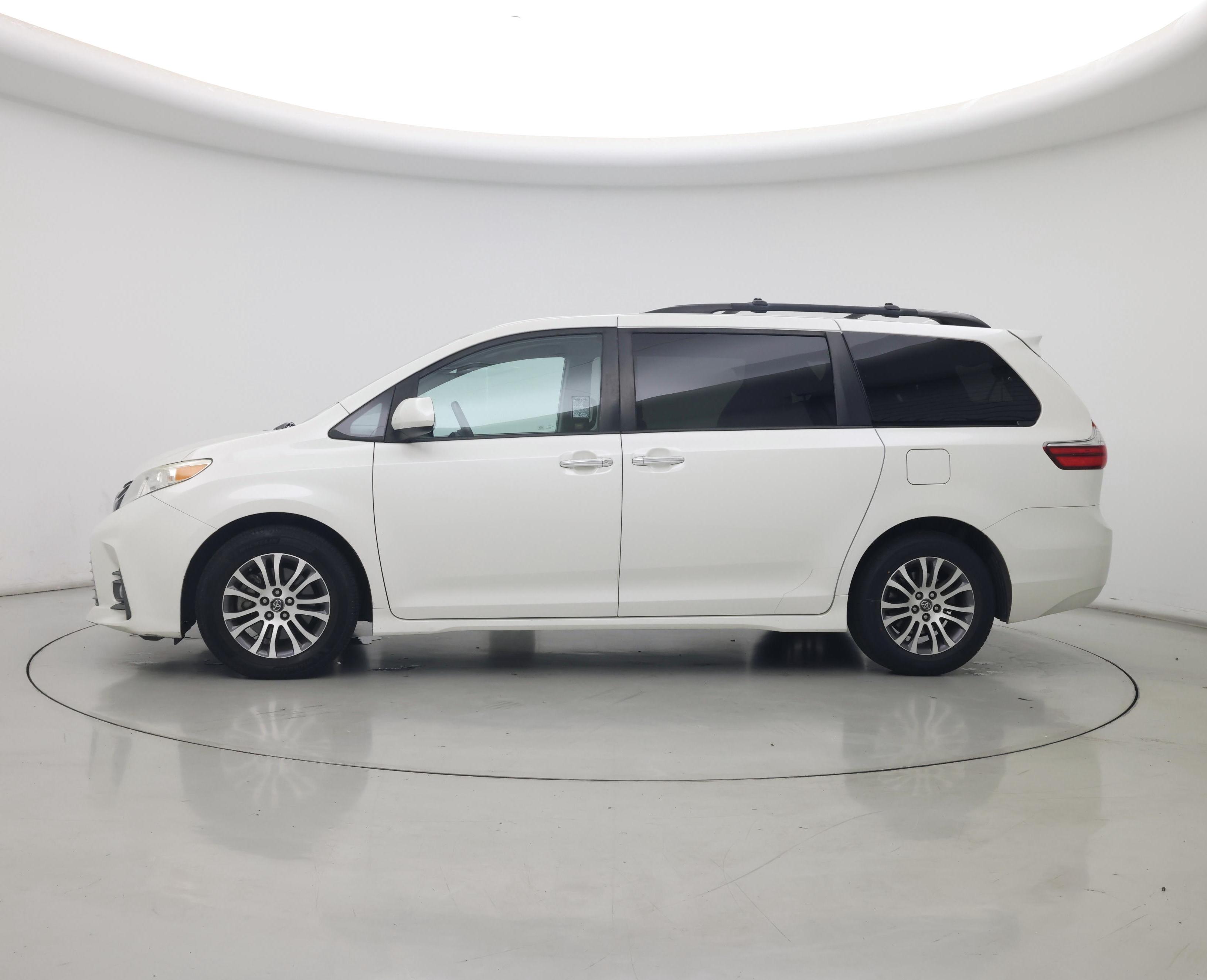Thumbnail: 2019 Toyota Sienna - 3
