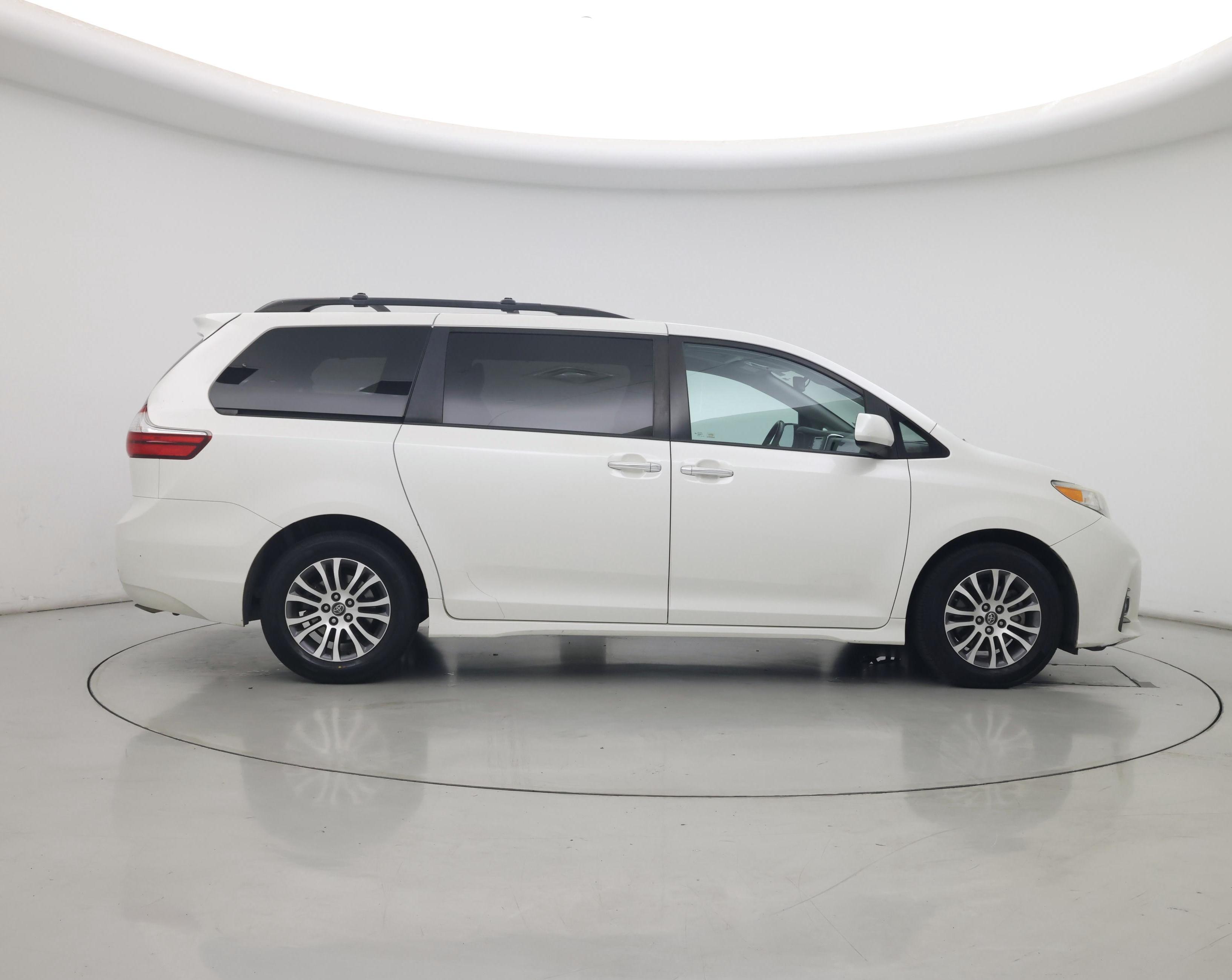 Thumbnail: 2019 Toyota Sienna - 7