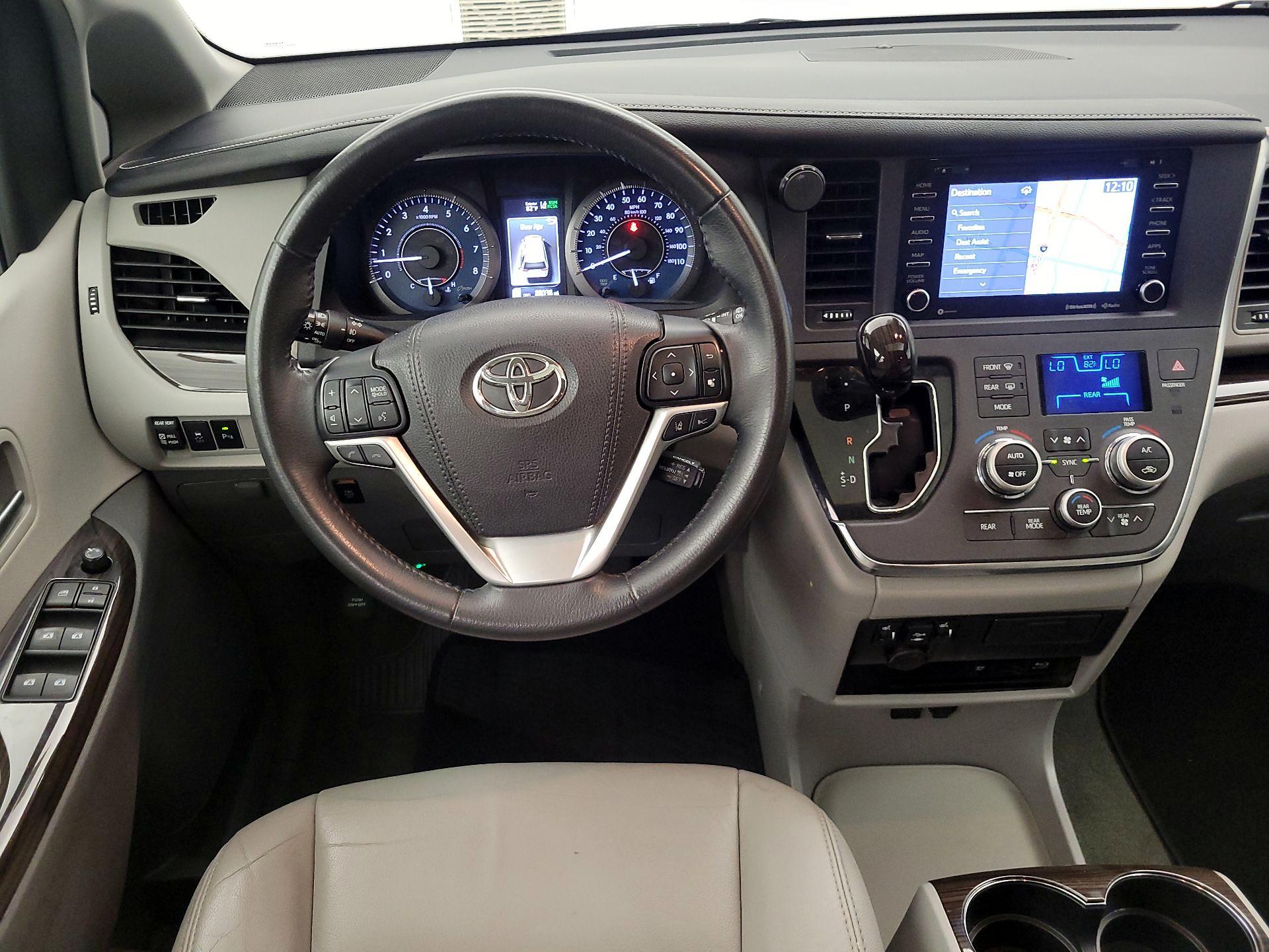 Thumbnail: 2018 Toyota Sienna - 10