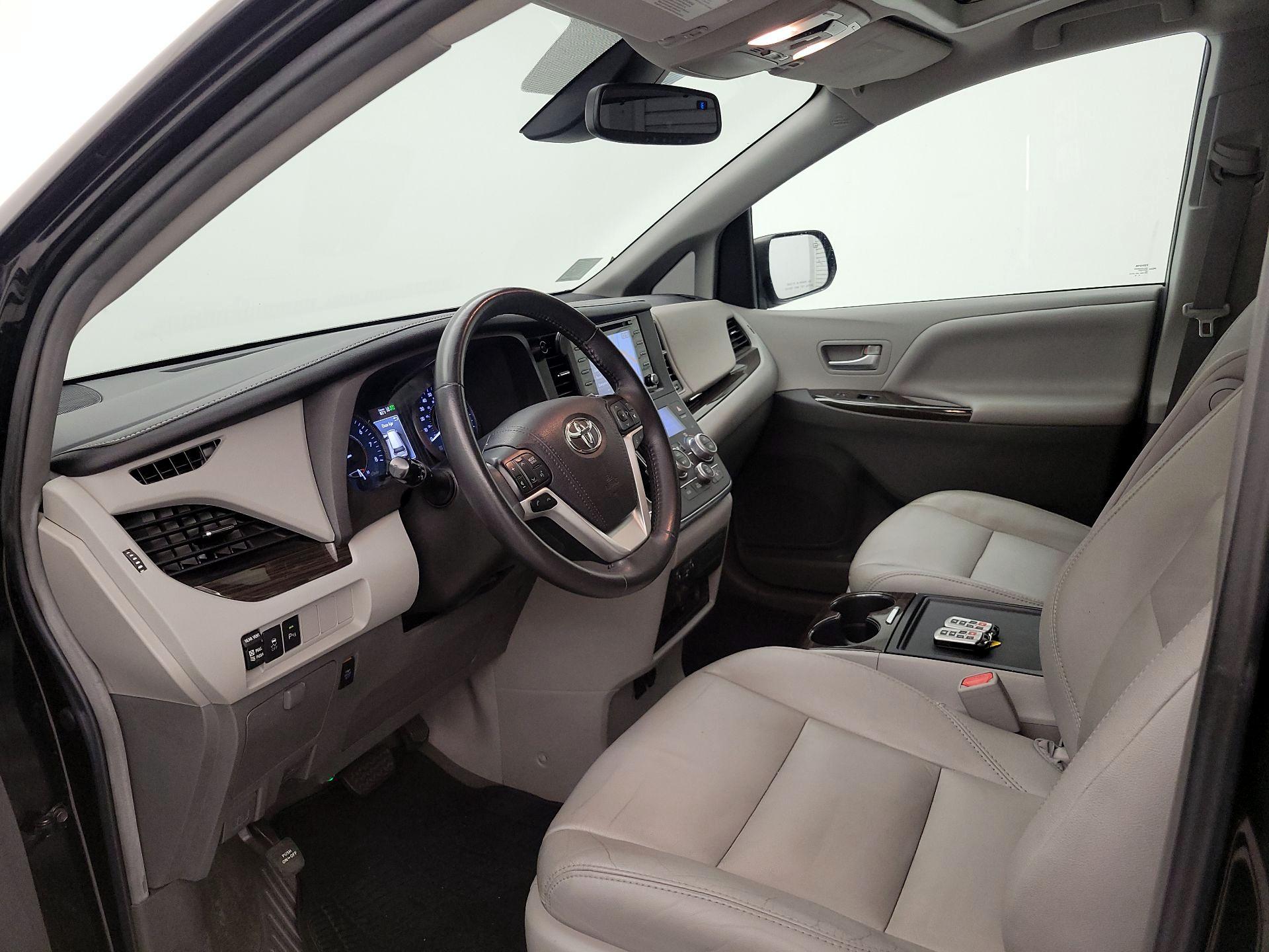 Thumbnail: 2018 Toyota Sienna - 11