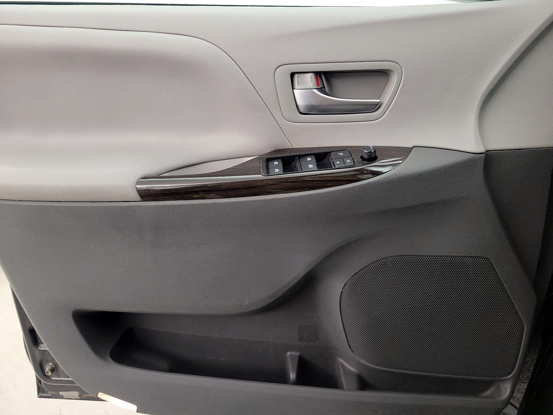 Thumbnail: 2018 Toyota Sienna - 12