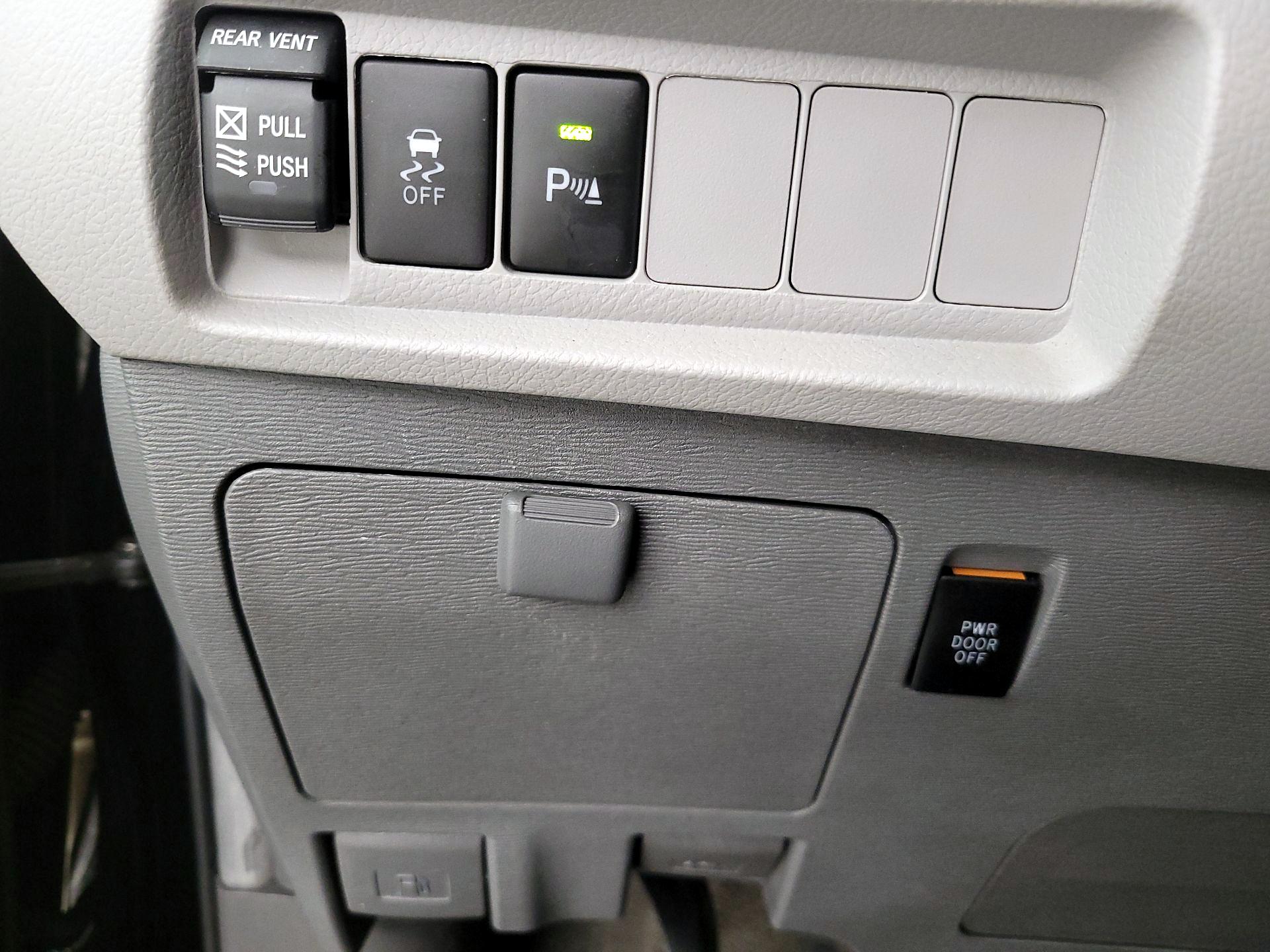Thumbnail: 2018 Toyota Sienna - 13