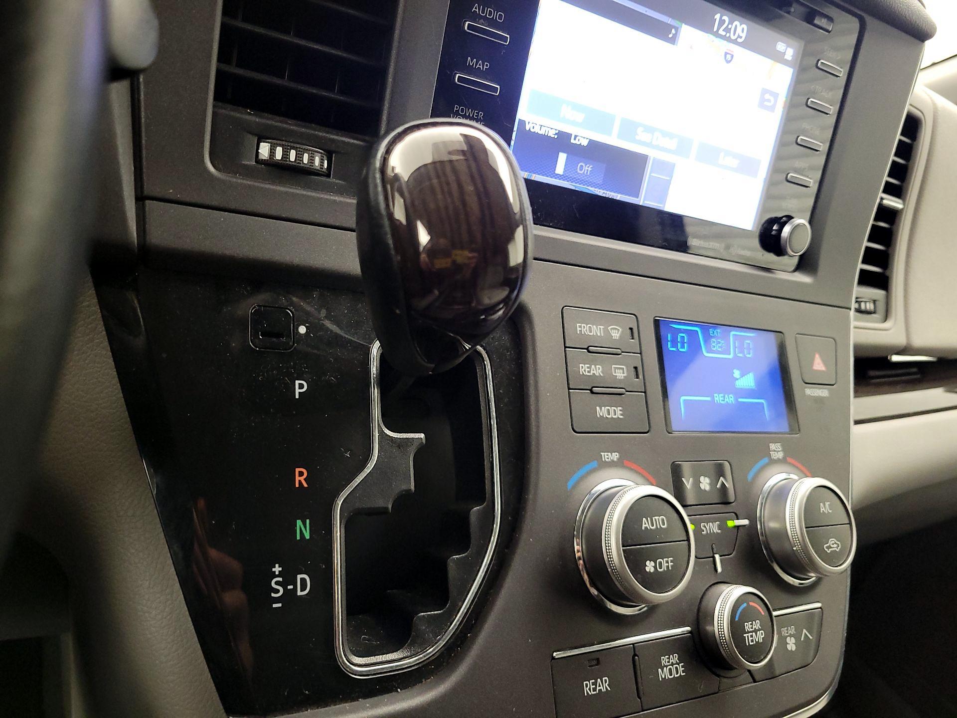 Thumbnail: 2018 Toyota Sienna - 18