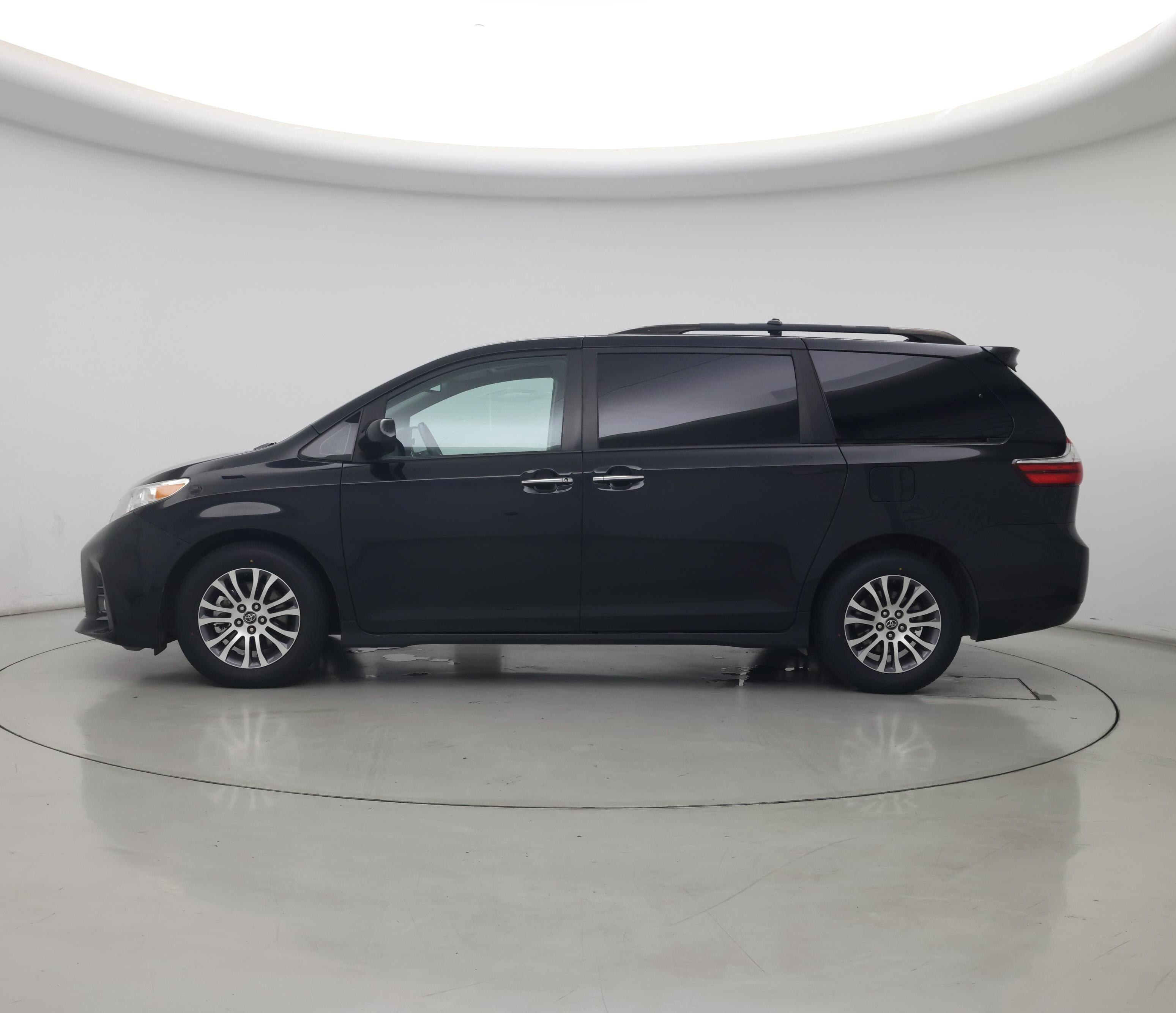 Thumbnail: 2018 Toyota Sienna - 3