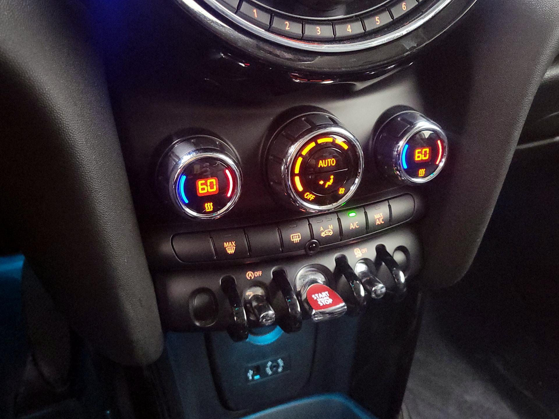 Thumbnail: 2015 MINI Cooper Hardtop - 16