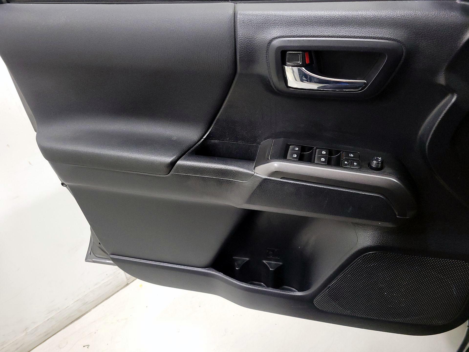 Thumbnail: 2019 Toyota Tacoma - 12