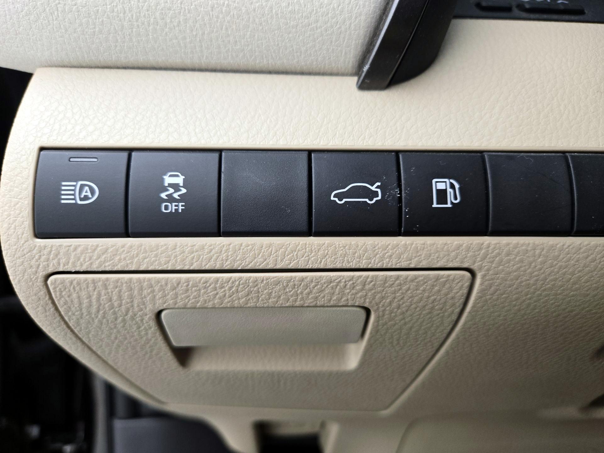 Thumbnail: 2018 Toyota Camry - 13
