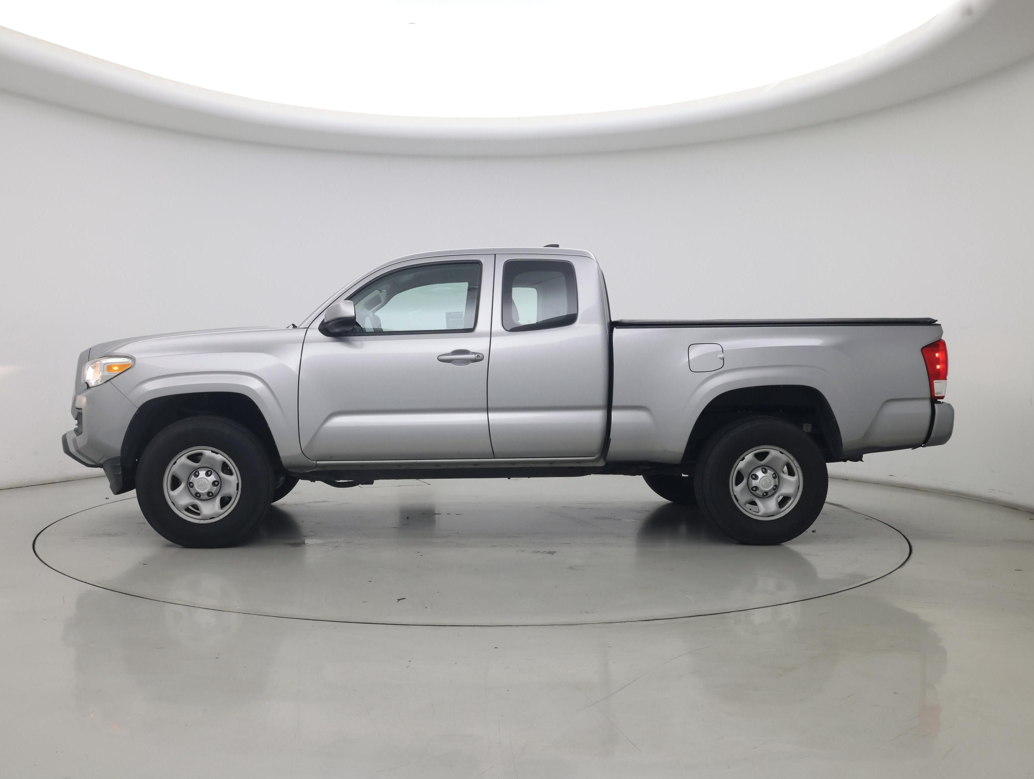 Thumbnail: 2017 Toyota Tacoma - 3