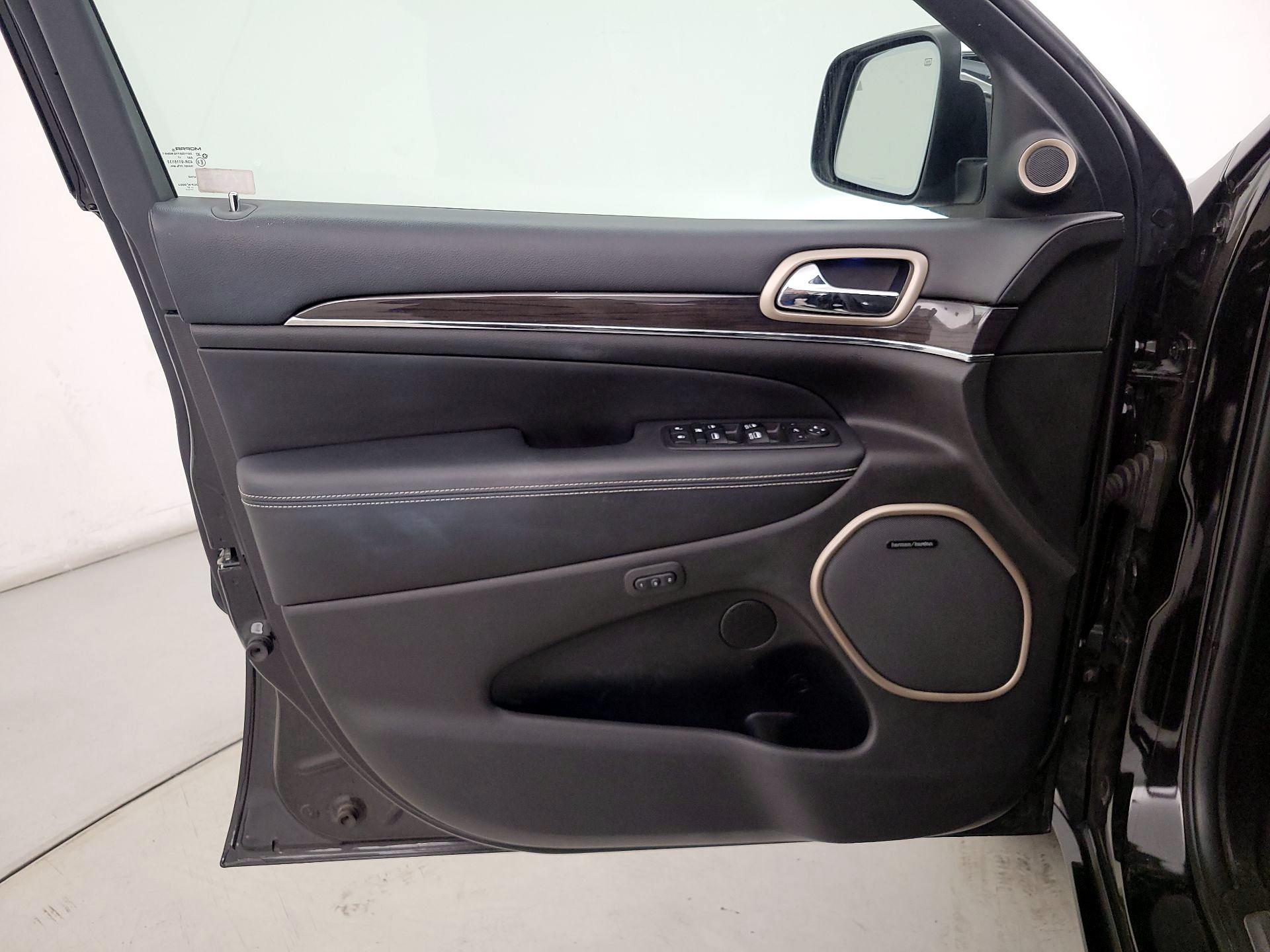 Thumbnail: 2017 Jeep Grand Cherokee - 12