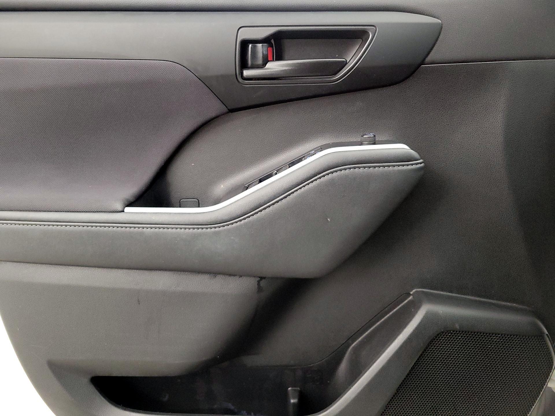 Thumbnail: 2020 Toyota Highlander - 12