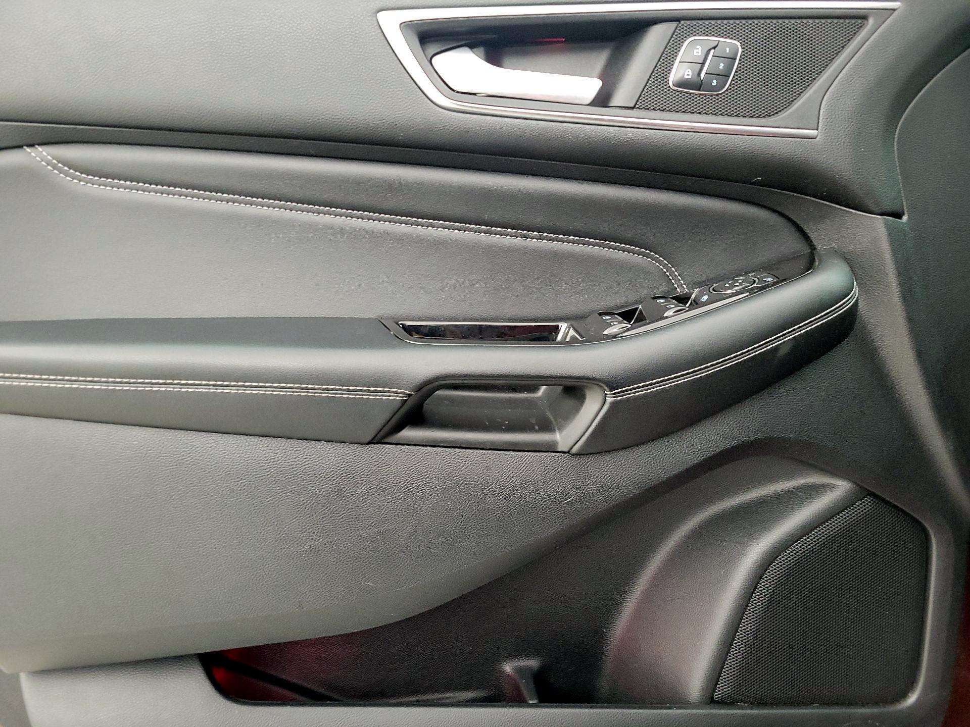 Thumbnail: 2016 Ford Edge - 12