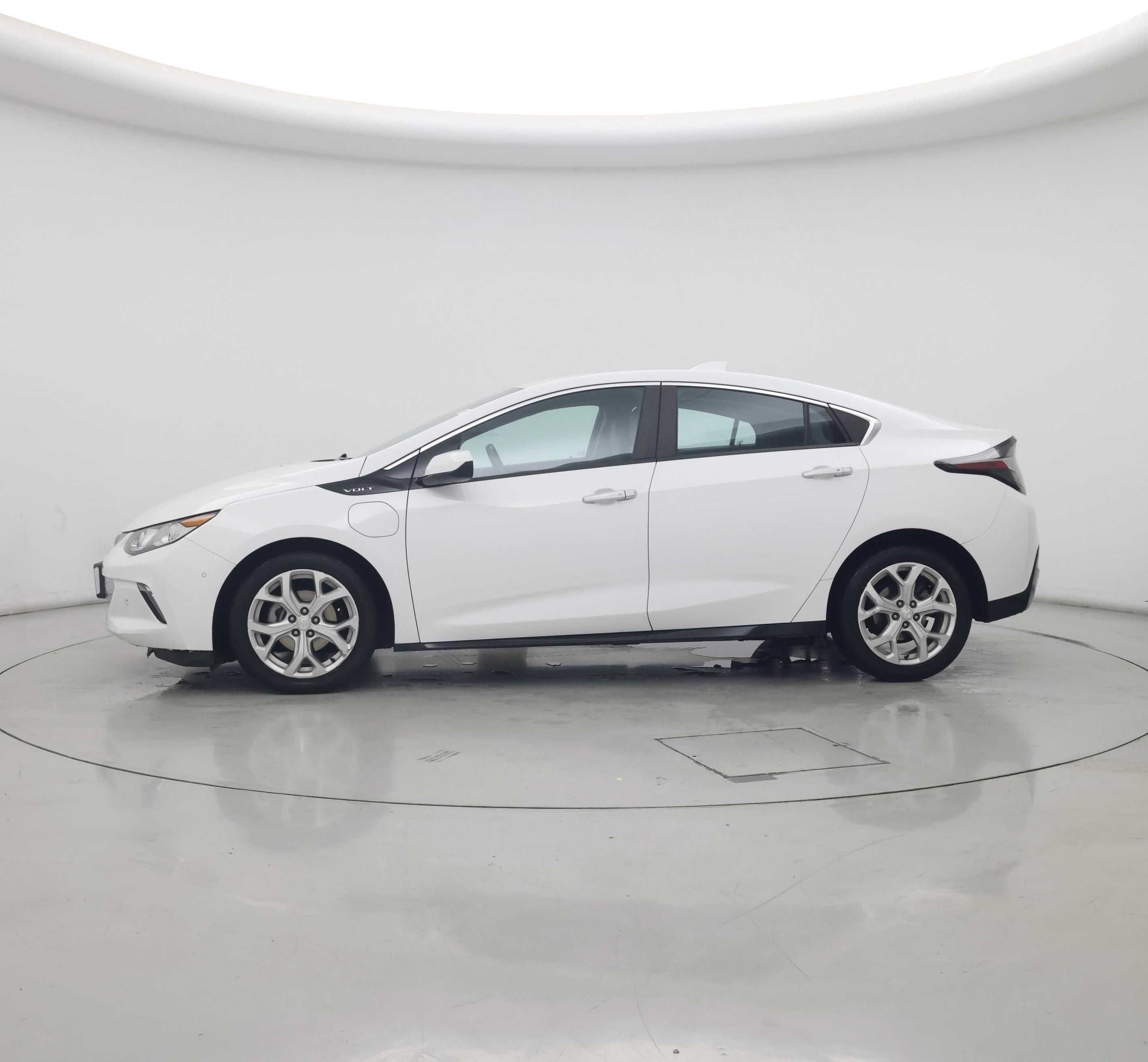 Thumbnail: 2016 Chevrolet Volt - 3