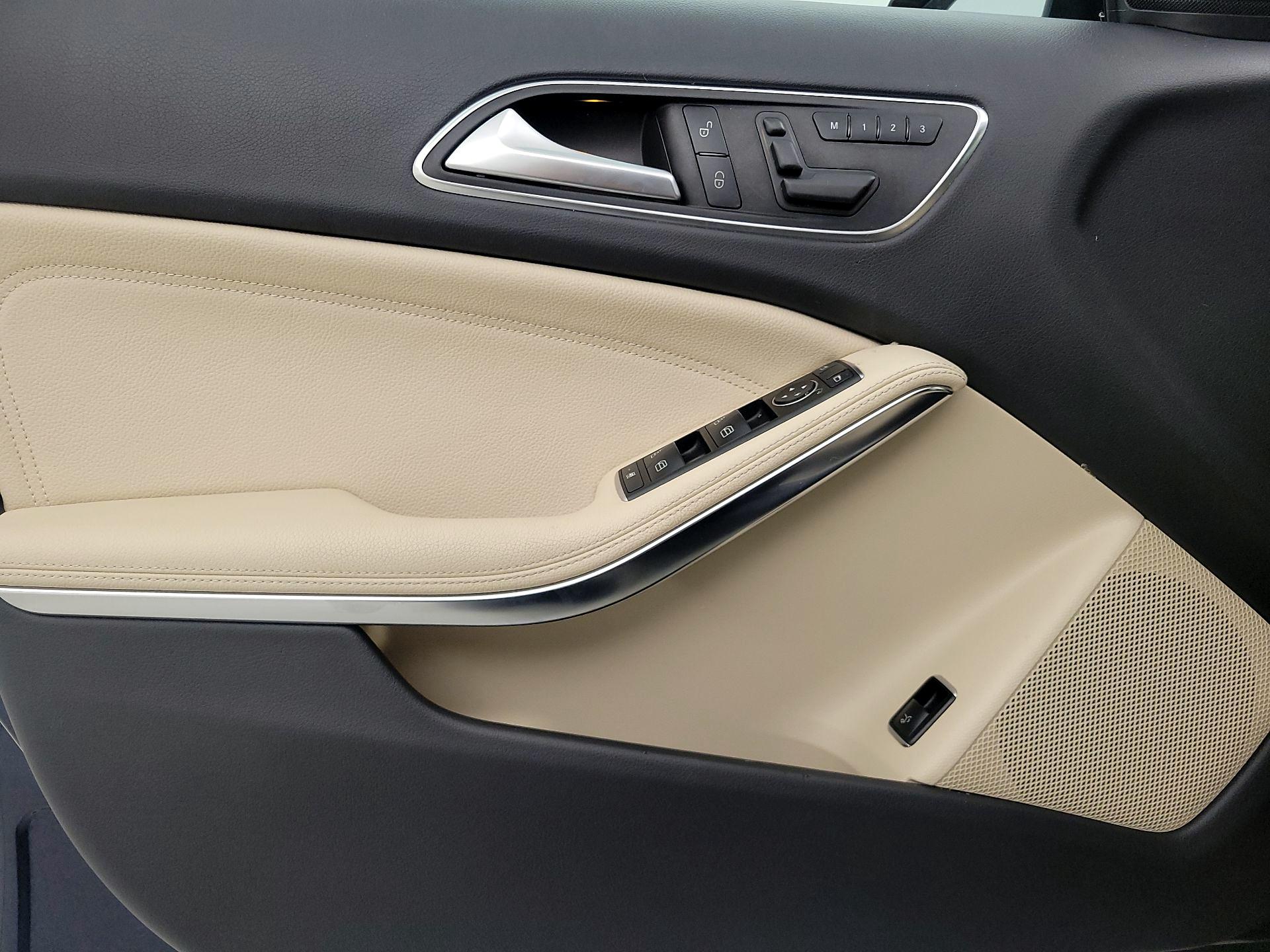 Thumbnail: 2017 Mercedes-Benz GLA - 12