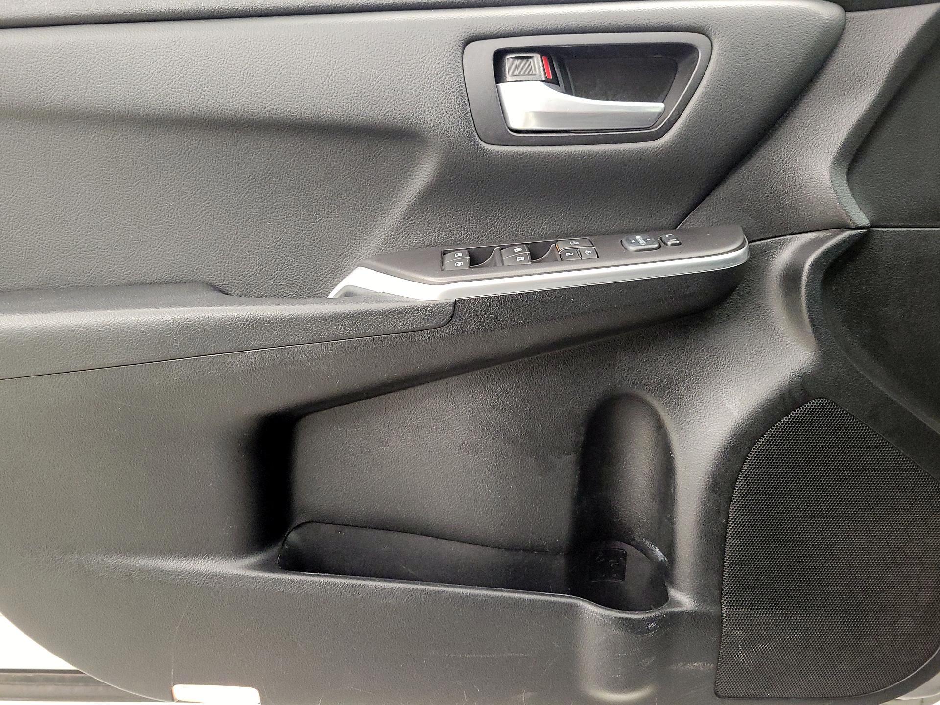 Thumbnail: 2015 Toyota Camry - 12