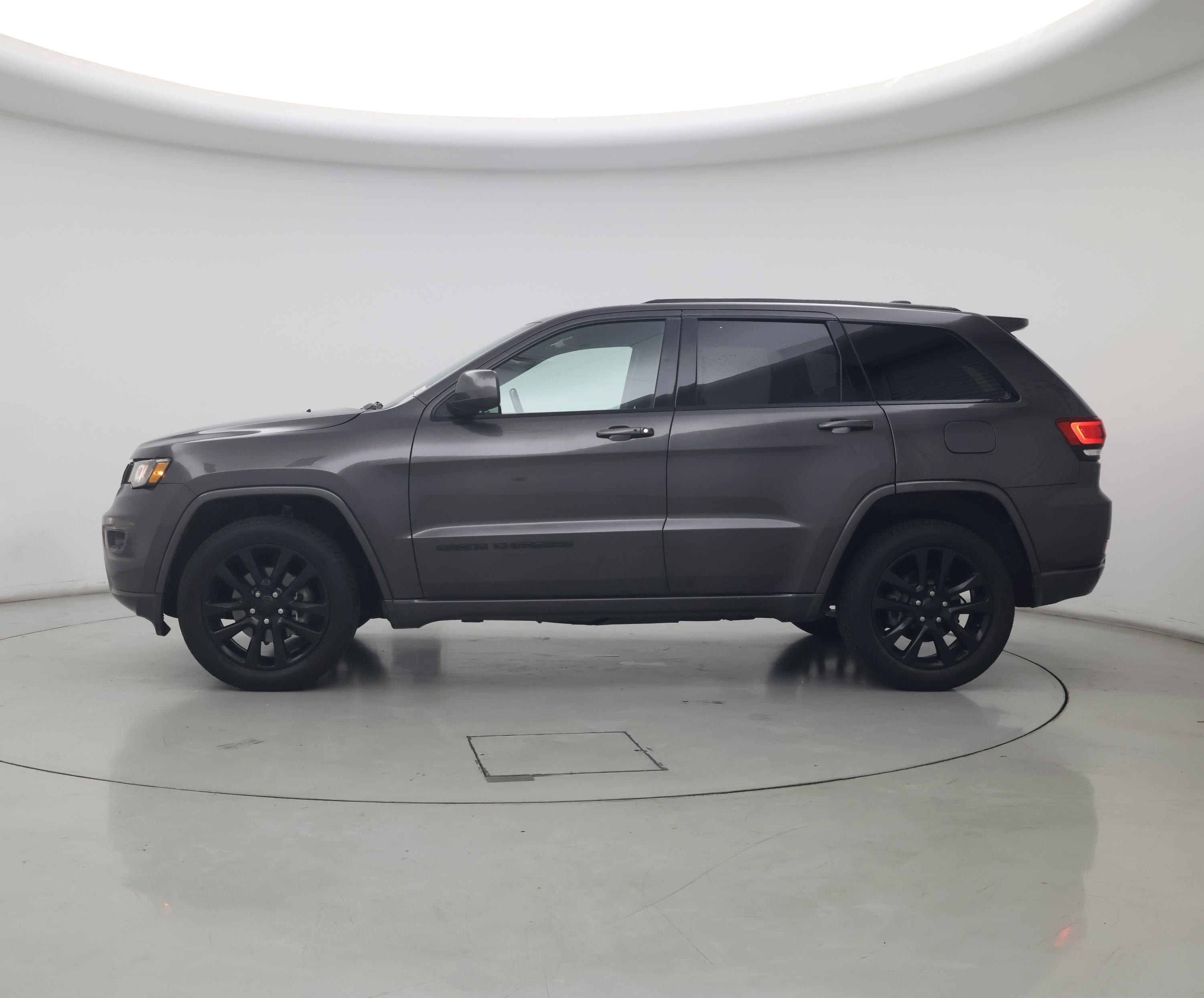 Thumbnail: 2018 Jeep Grand Cherokee - 3