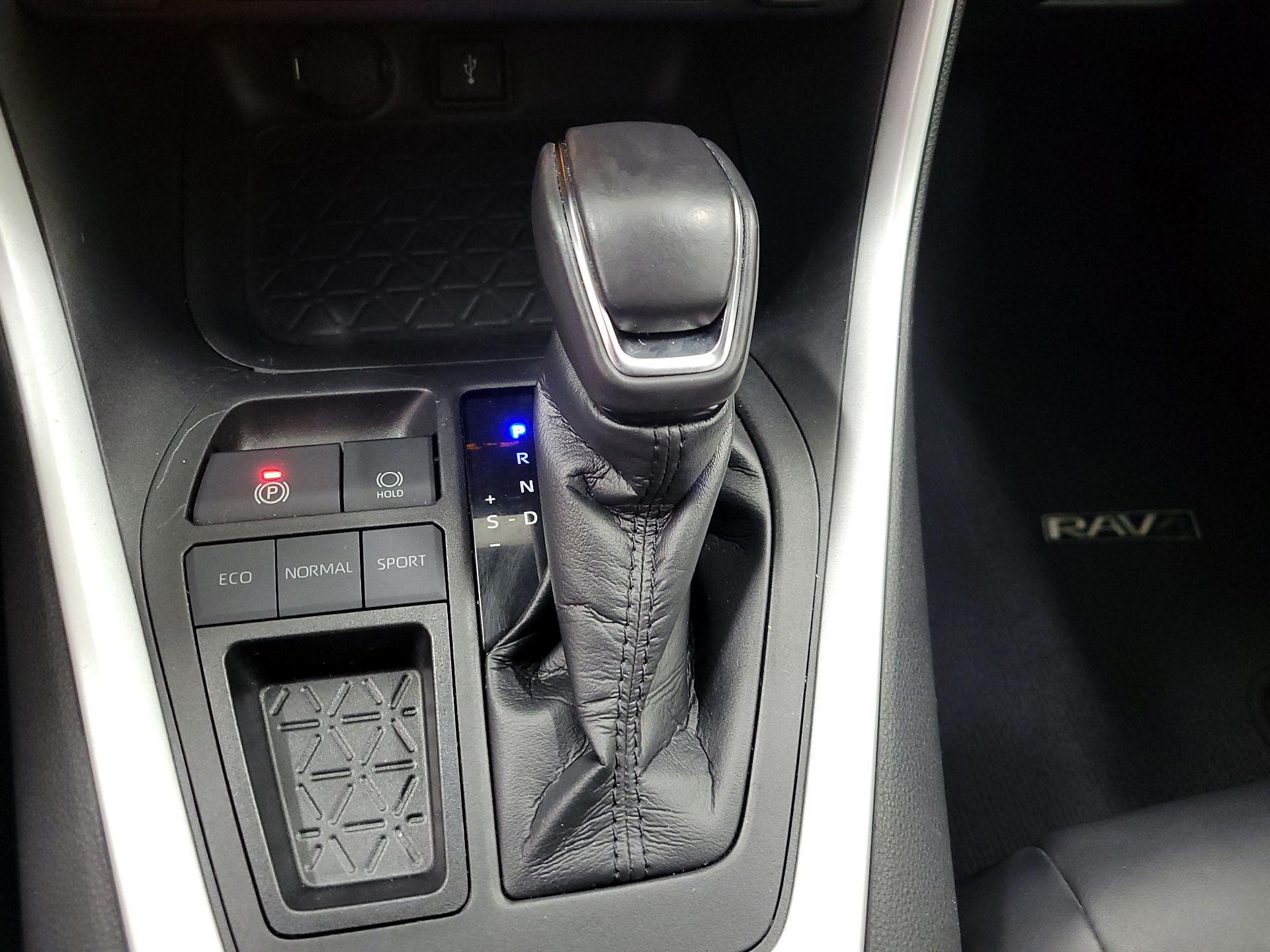 Thumbnail: 2021 Toyota RAV4 - 17