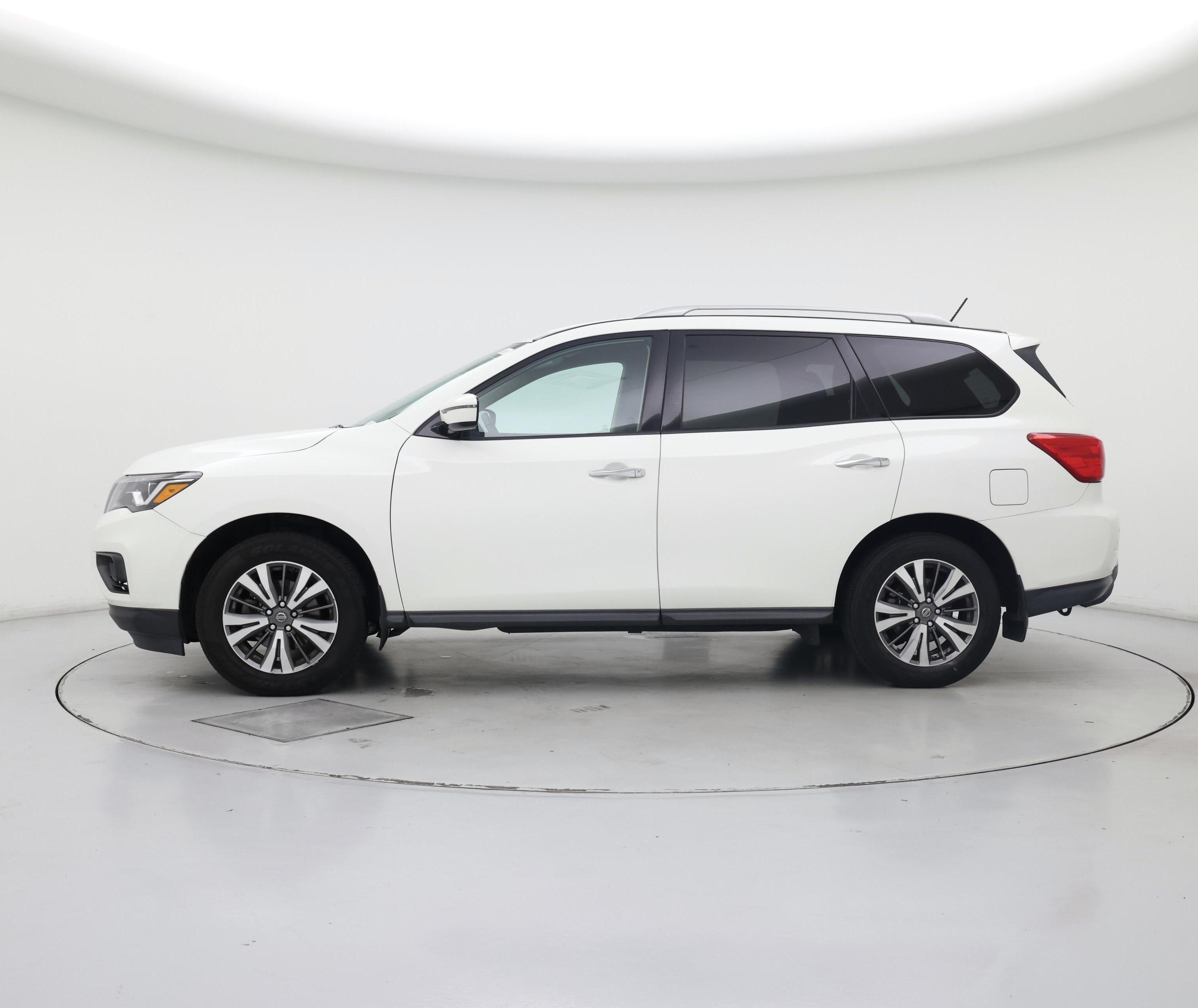 Thumbnail: 2017 Nissan Pathfinder - 3