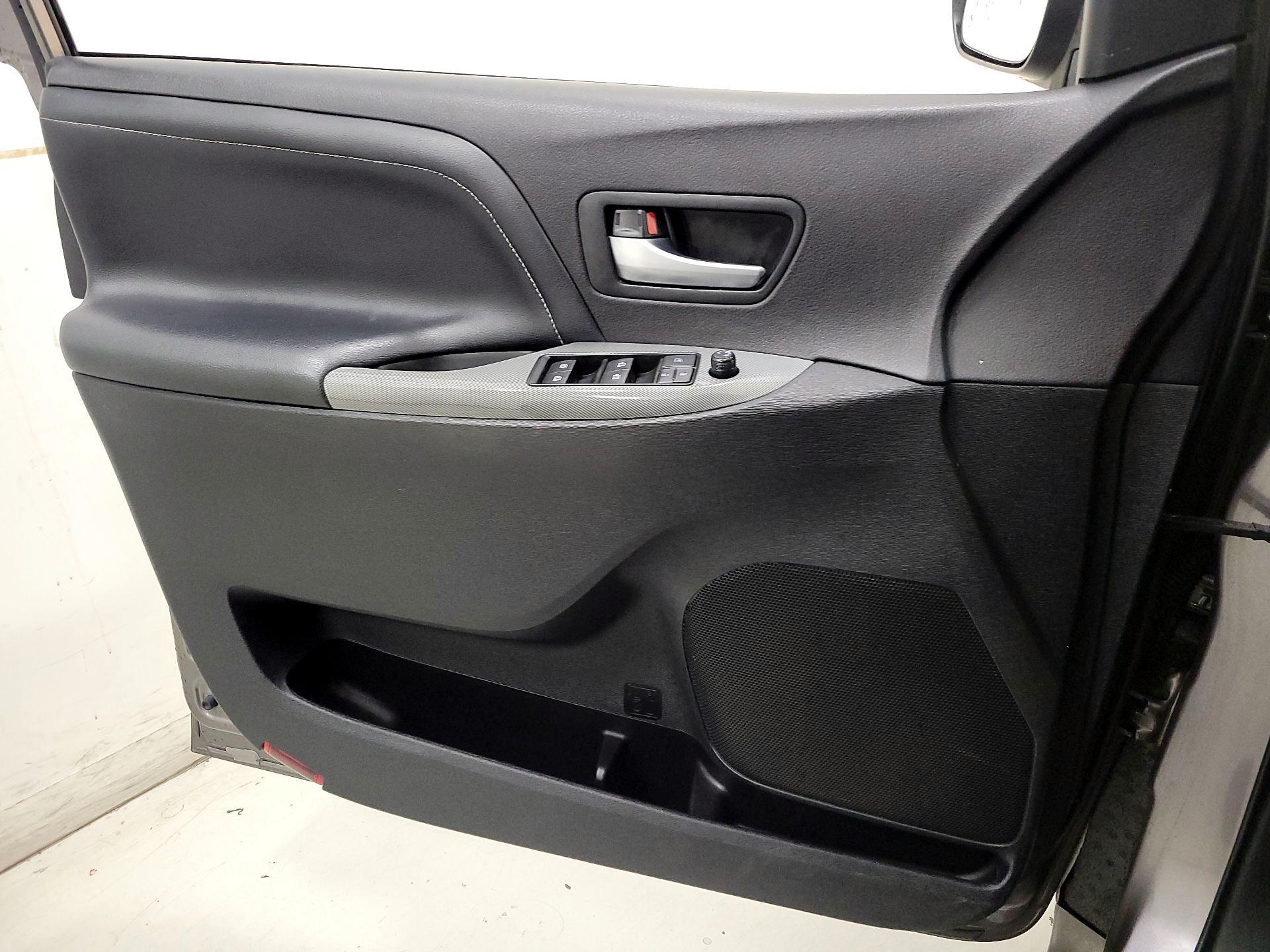 Thumbnail: 2015 Toyota Sienna - 12