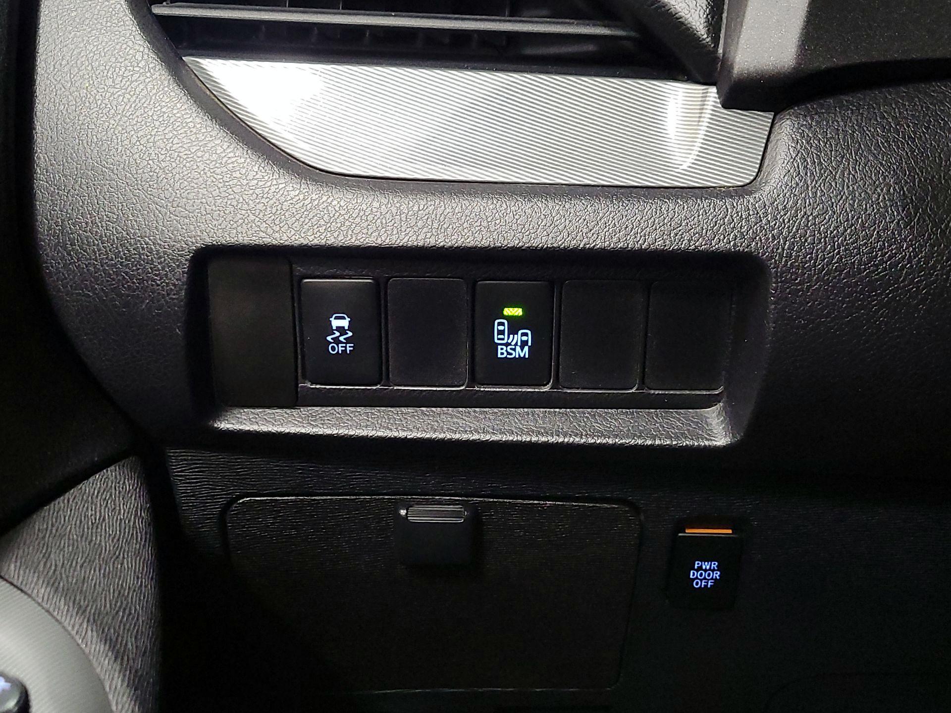 Thumbnail: 2015 Toyota Sienna - 13