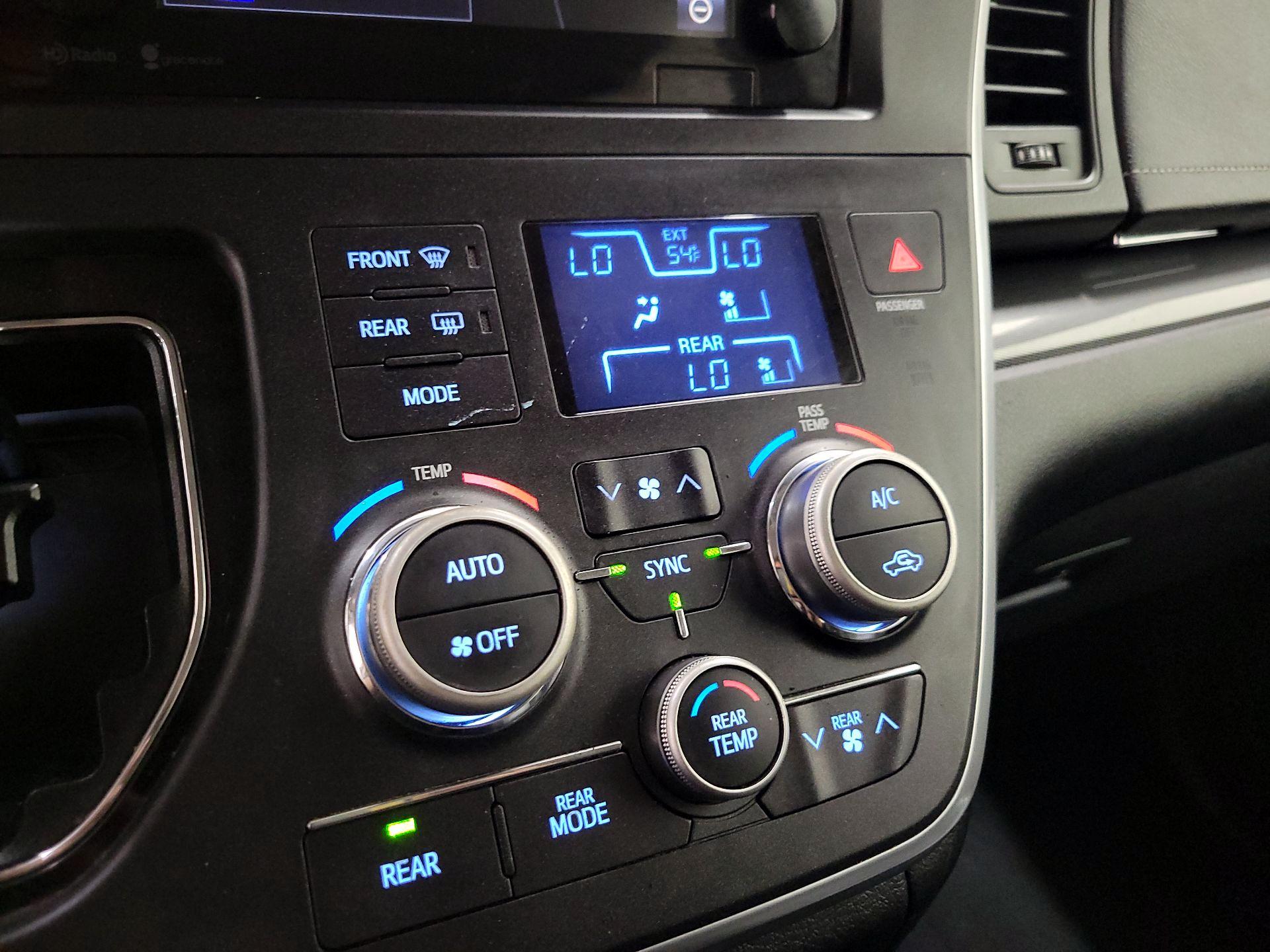 Thumbnail: 2015 Toyota Sienna - 17