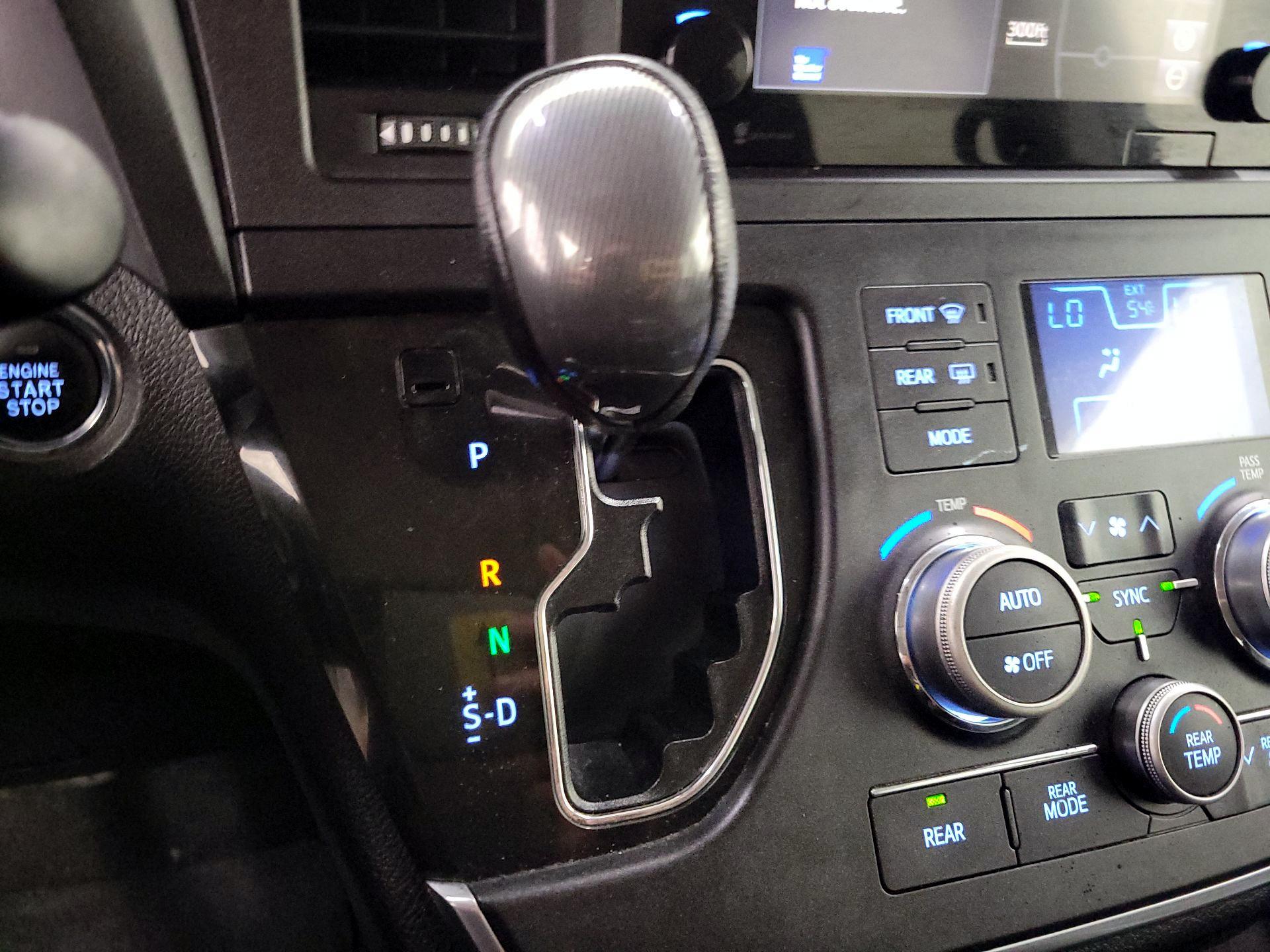 Thumbnail: 2015 Toyota Sienna - 18