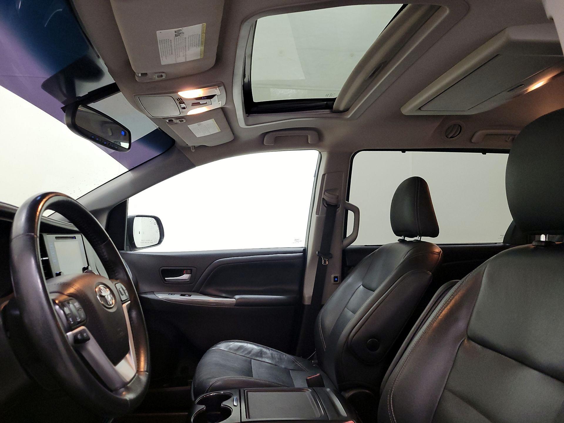 Thumbnail: 2015 Toyota Sienna - 20