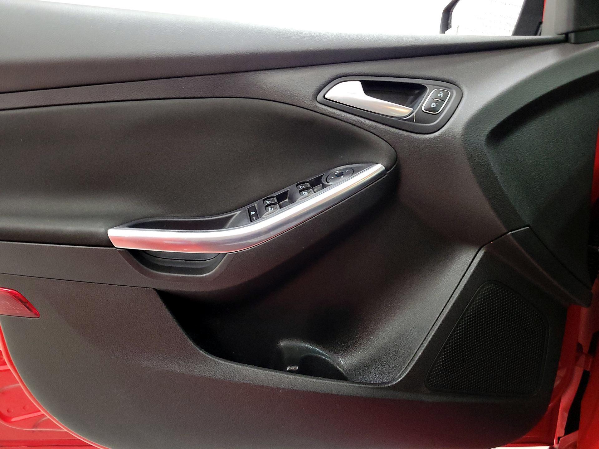 Thumbnail: 2016 Ford Focus - 12